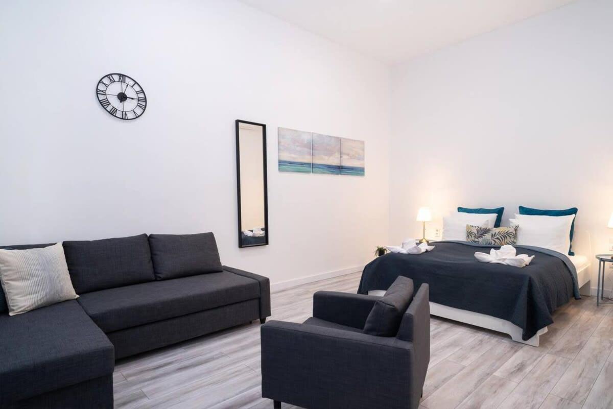 Central large airconditioned apartment view 3