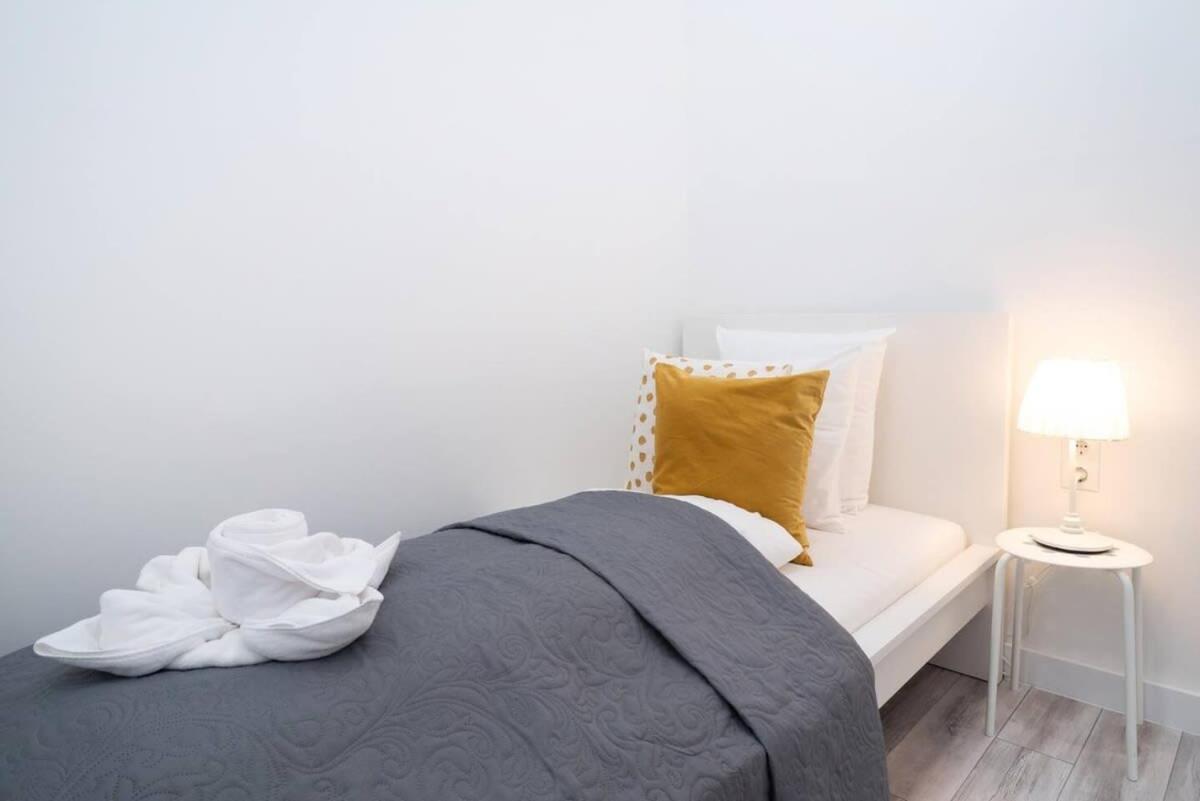 Central large airconditioned apartment view 5