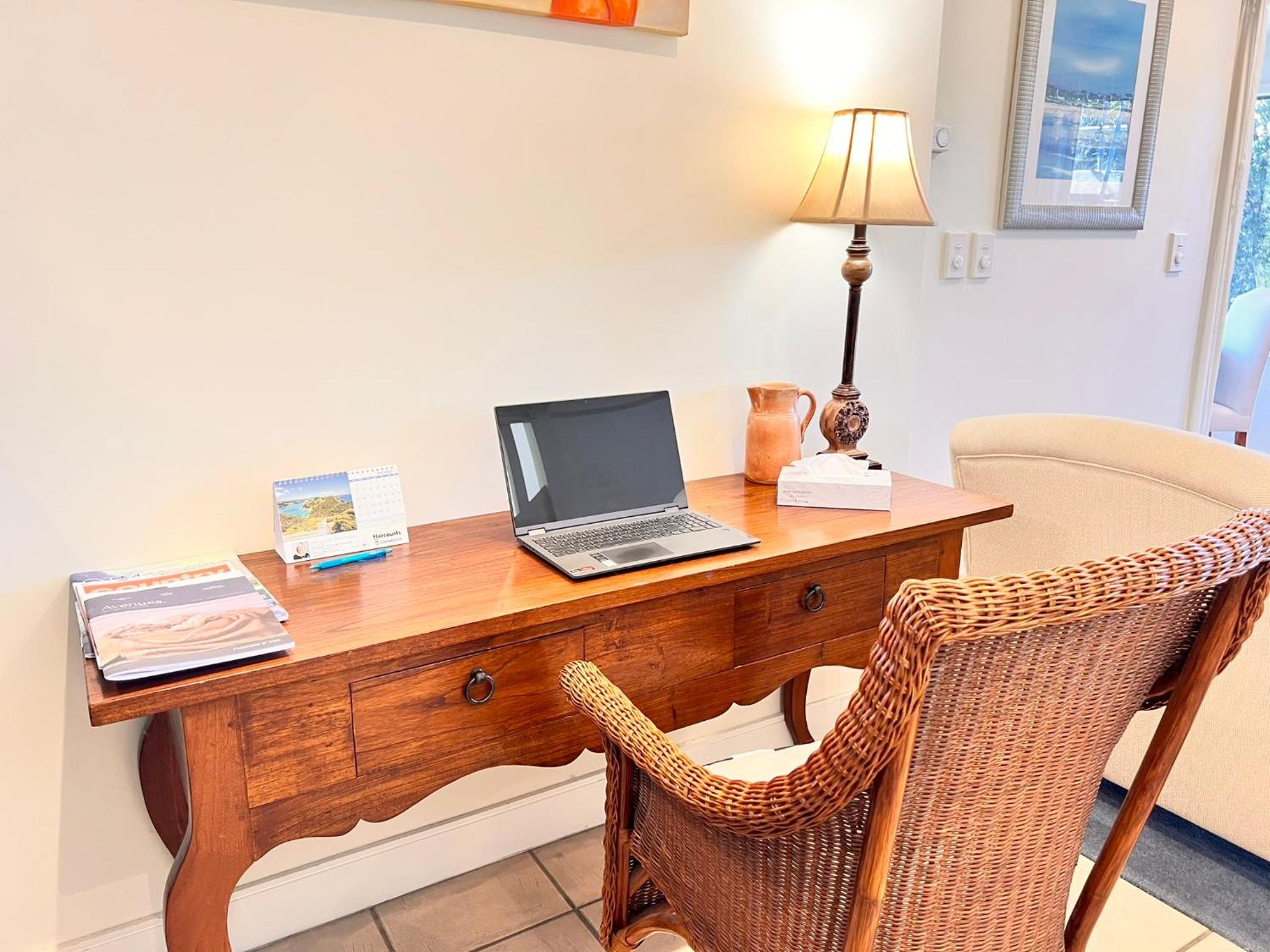Waterfront Akaroa Retreat with Harbour Views & Balcony - Bruce Waterfront Apartment 31 view 4