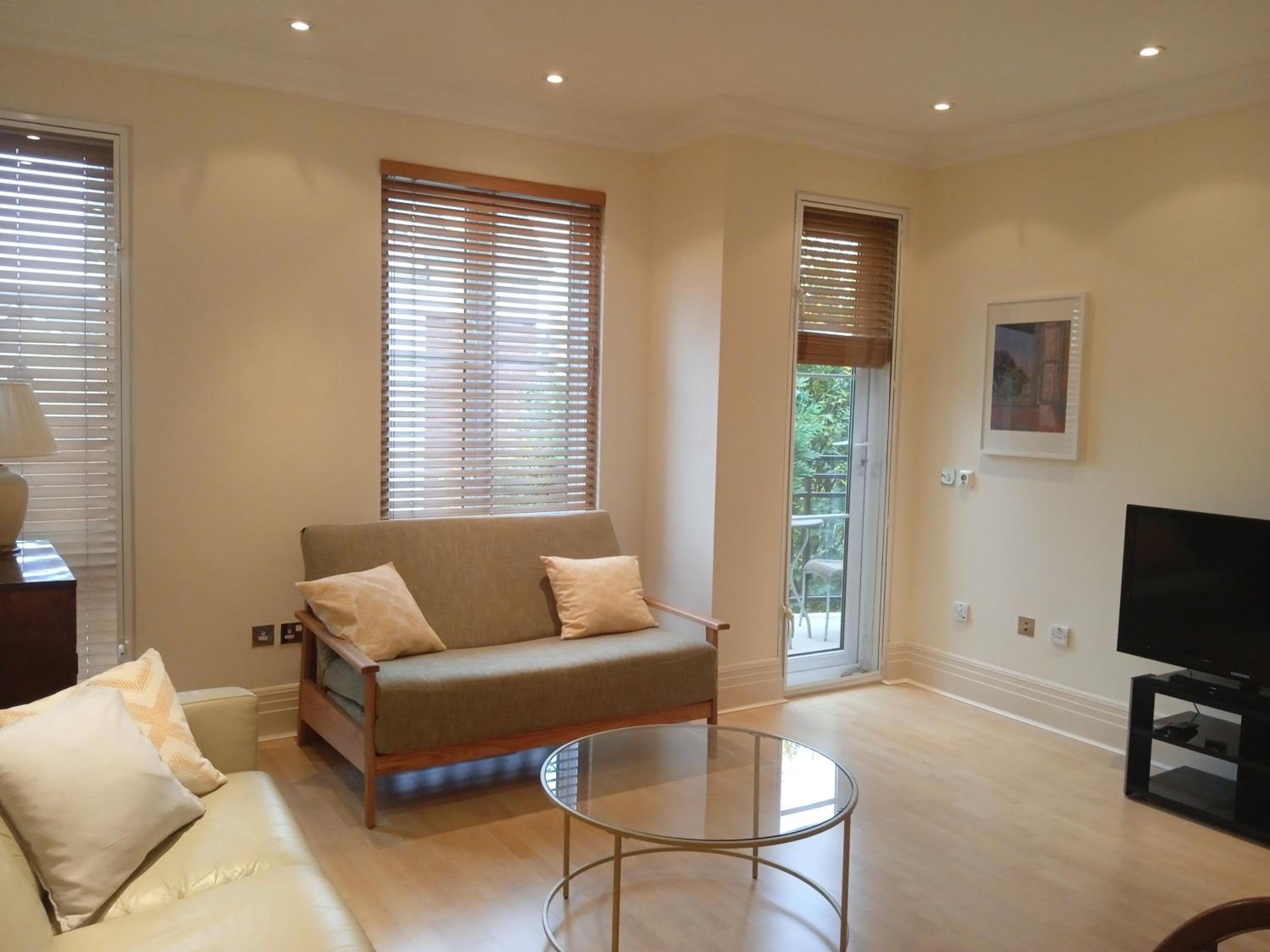 Beautiful apartment in Kew, Richmond London with Free Underground Parking Balcony