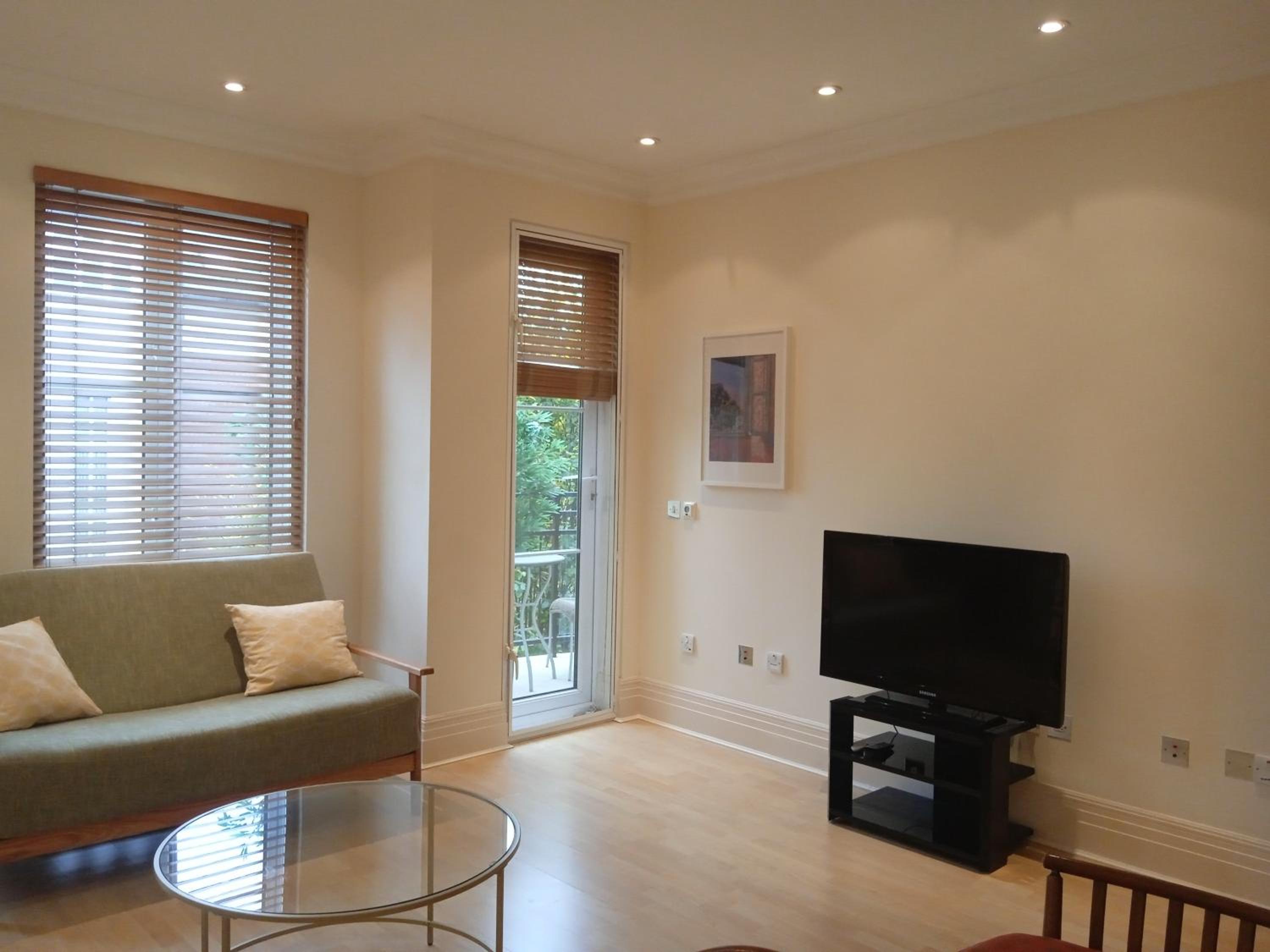 Beautiful apartment in Kew, Richmond London with Free Underground Parking Balcony