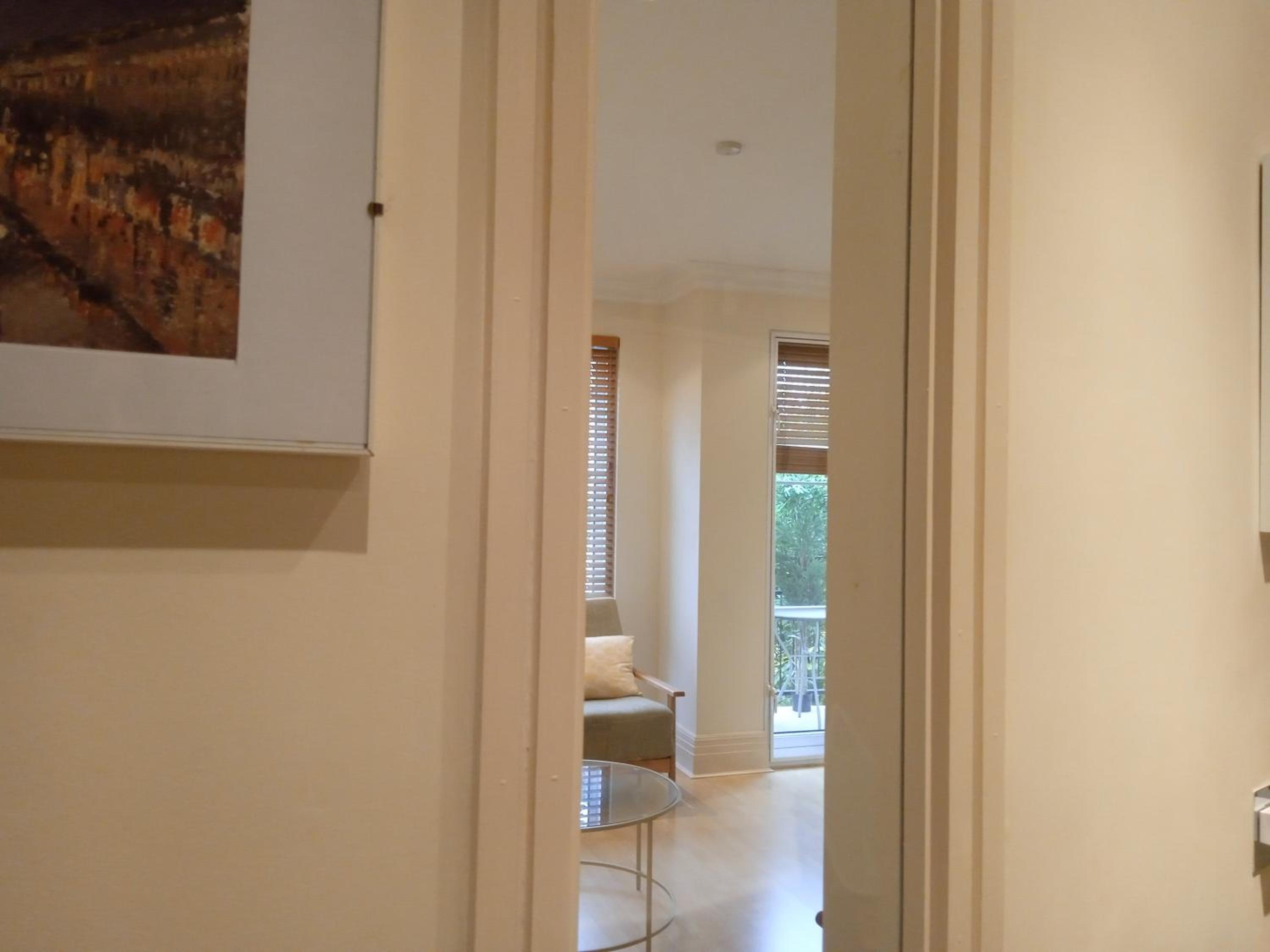 Beautiful apartment in Kew, Richmond London with Free Underground Parking Balcony