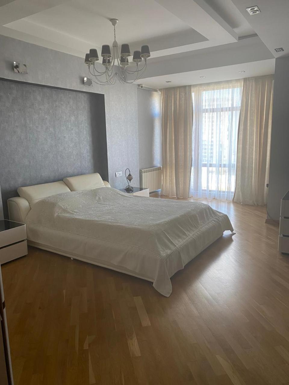 Big room in a luxury home in 14th floor for COP