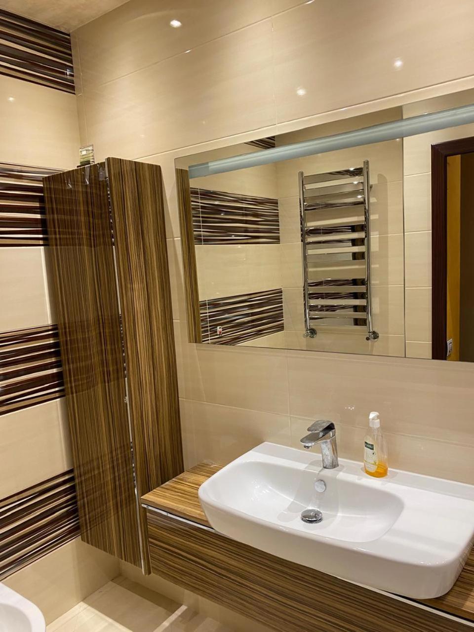 Big room in a luxury home in 14th floor for COP