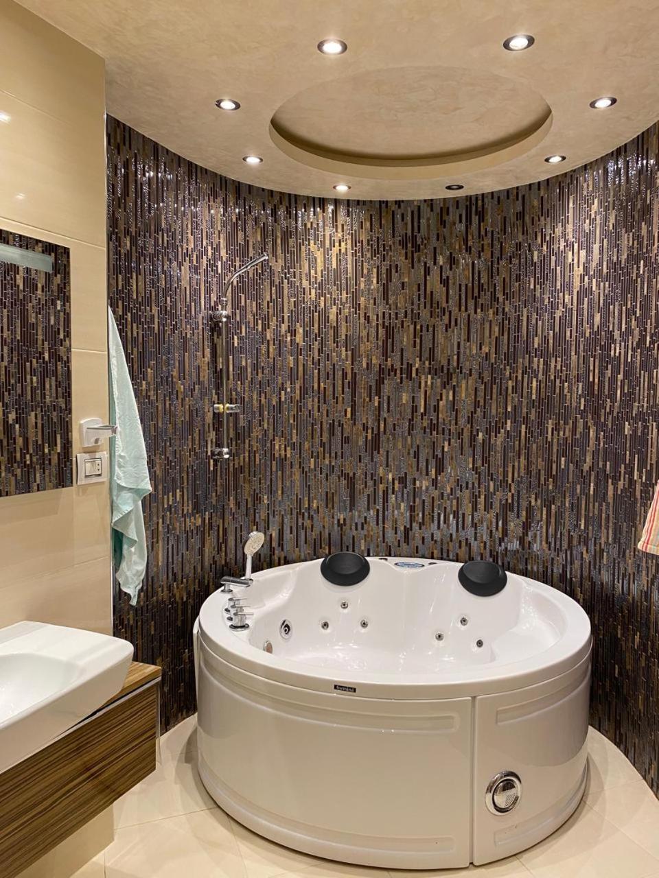 Big room in a luxury home in 14th floor for COP