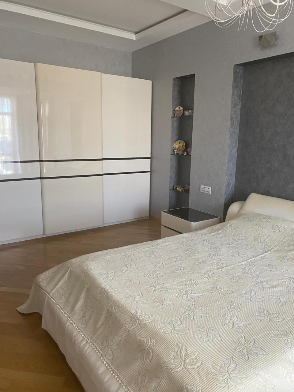 Big room in a luxury home in 14th floor for COP