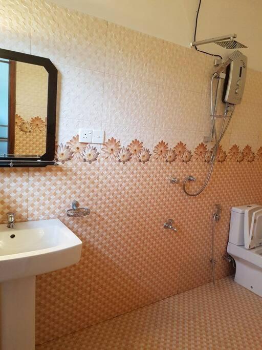 Suren guest house-75m to Narigama beach view 4