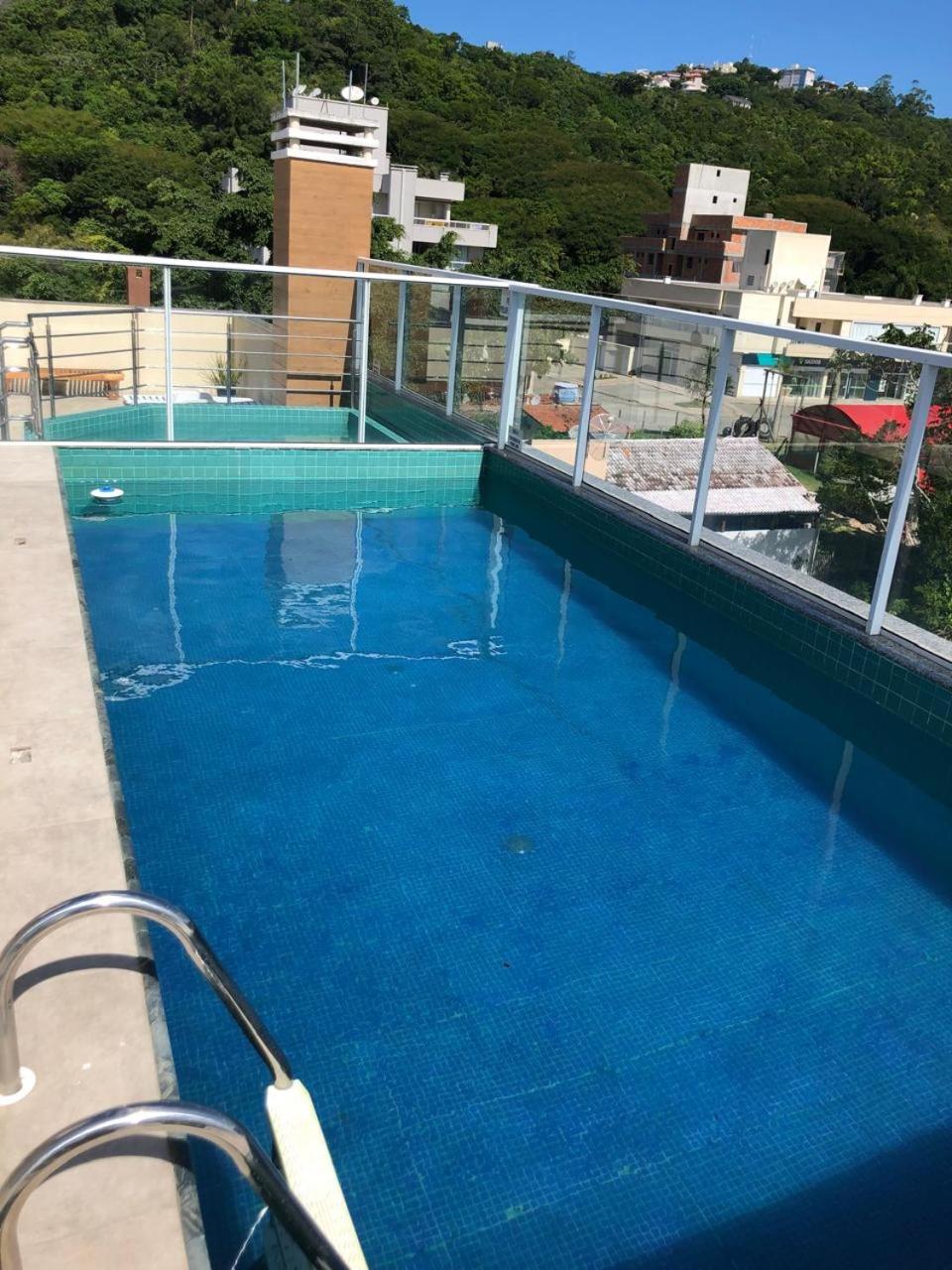 Apartamento com Piscina