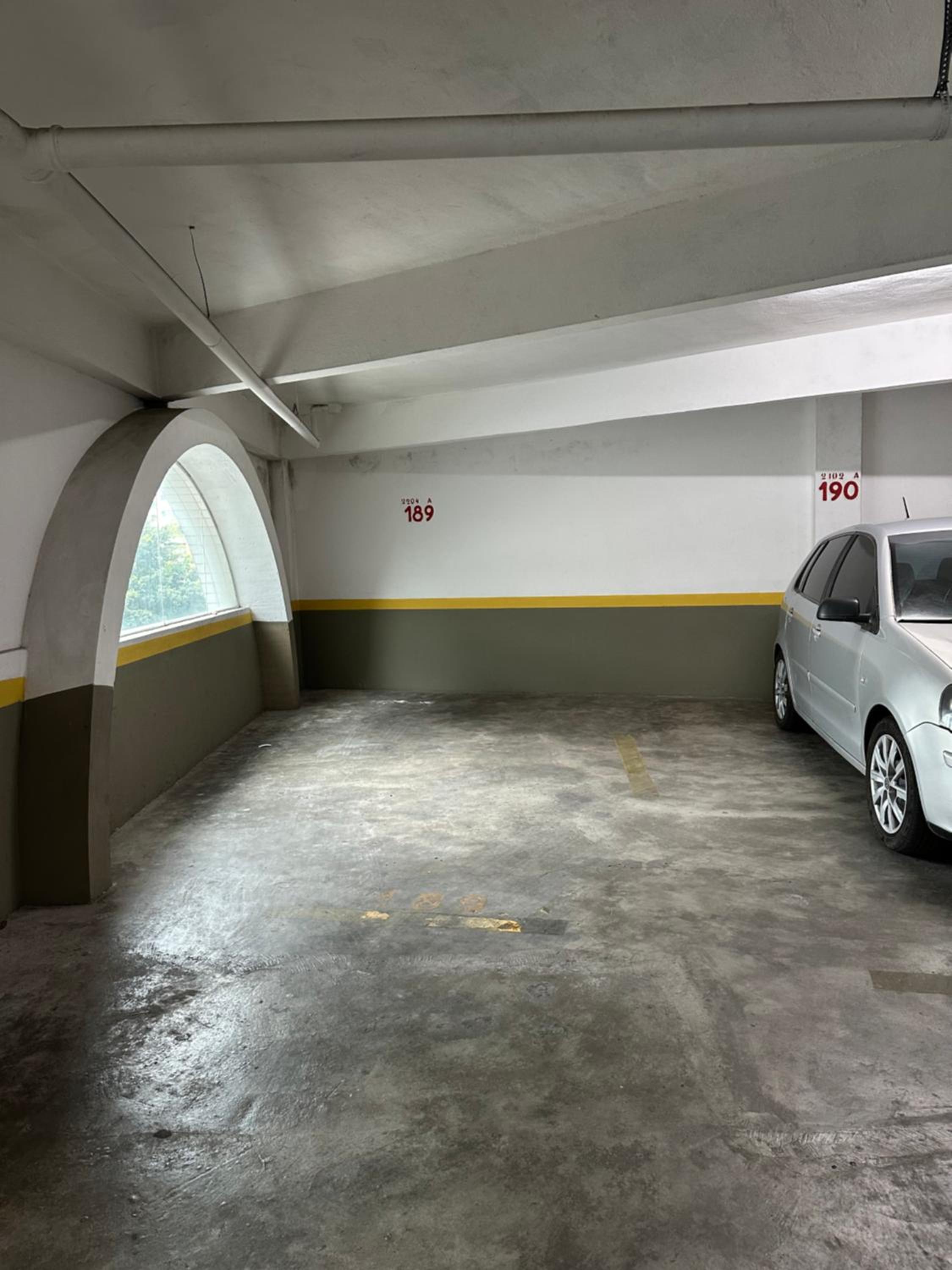 Apê BC Ótima localização 4min a pé da Praia Garagem Home Office para 4 com Ar-condicionado Portaria 24h
