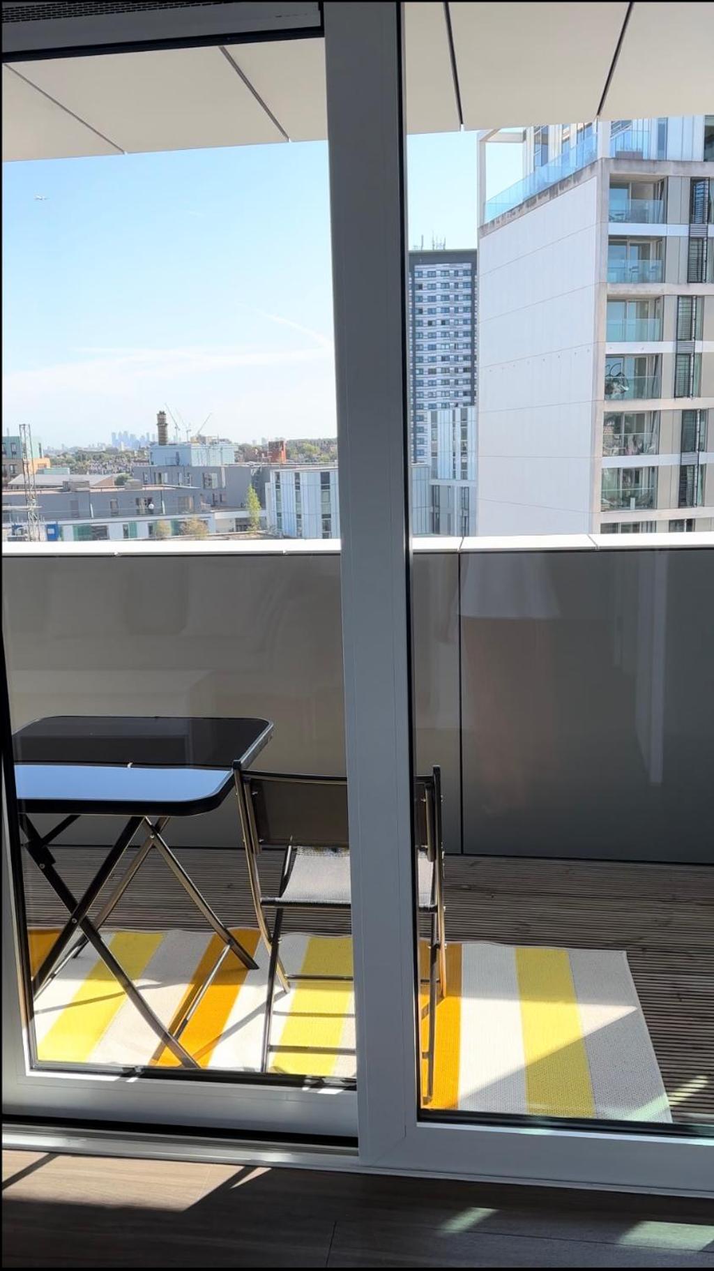 Chic 2-Bedroom Apartment with Stunning Views in London view 4