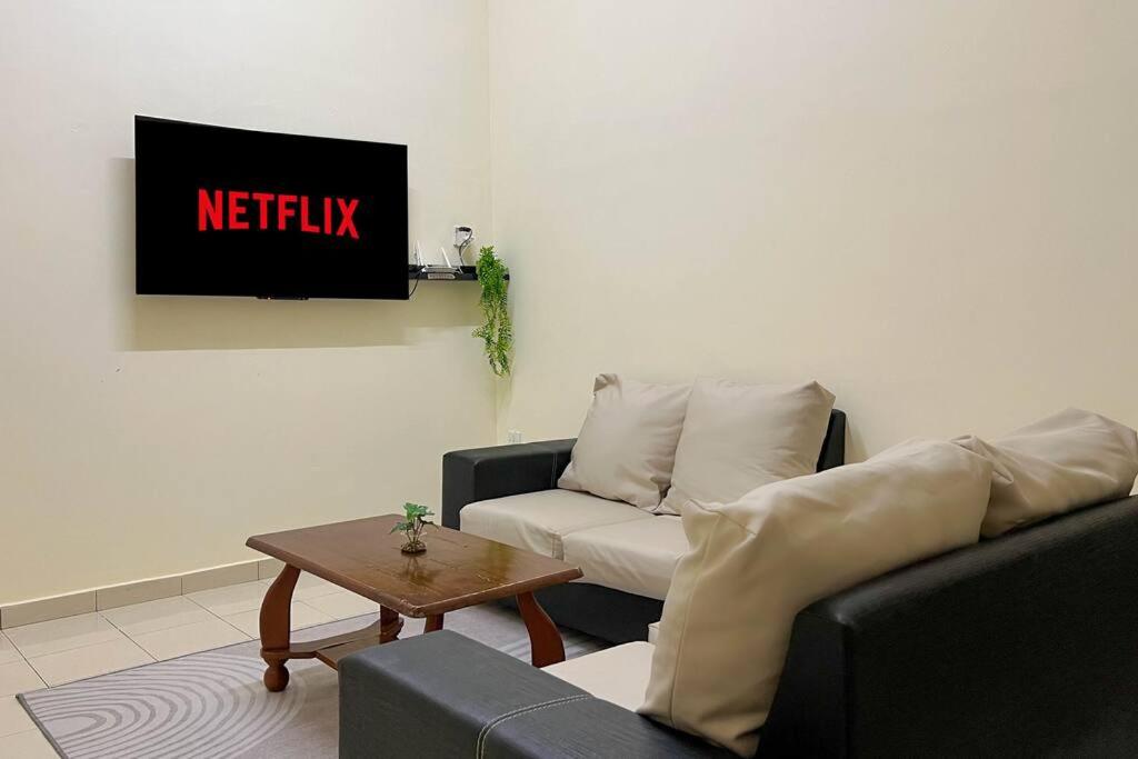 Comfy Family 4BR Terrace House 9 Pax with Free Netflix & WiFi photo 1