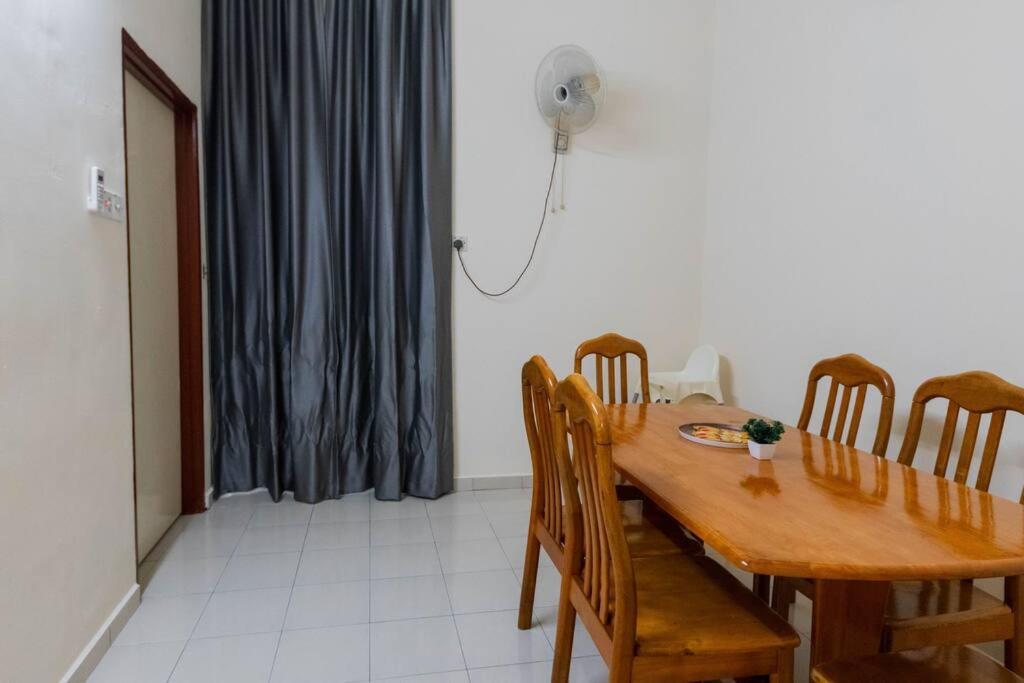 Comfy Family 4BR Terrace House 9 Pax with Free Netflix & WiFi photo 5