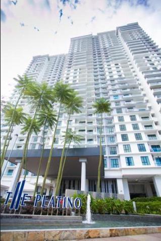 PLATINO, Huge Family 3BR Suite, Few steps to Paradigm Mall & Escape JB