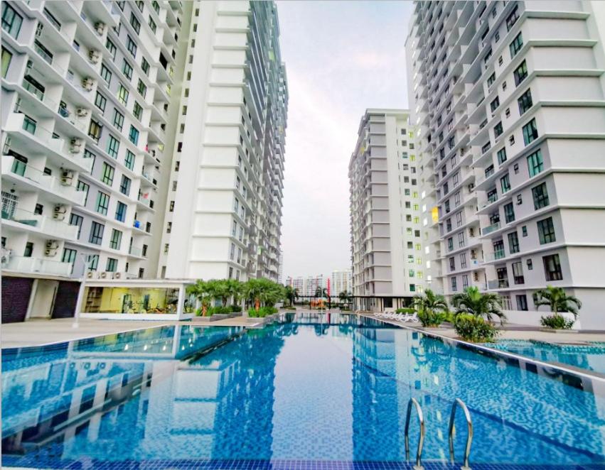 PLATINO, Huge Family 3BR Suite, Few steps to Paradigm Mall & Escape JB