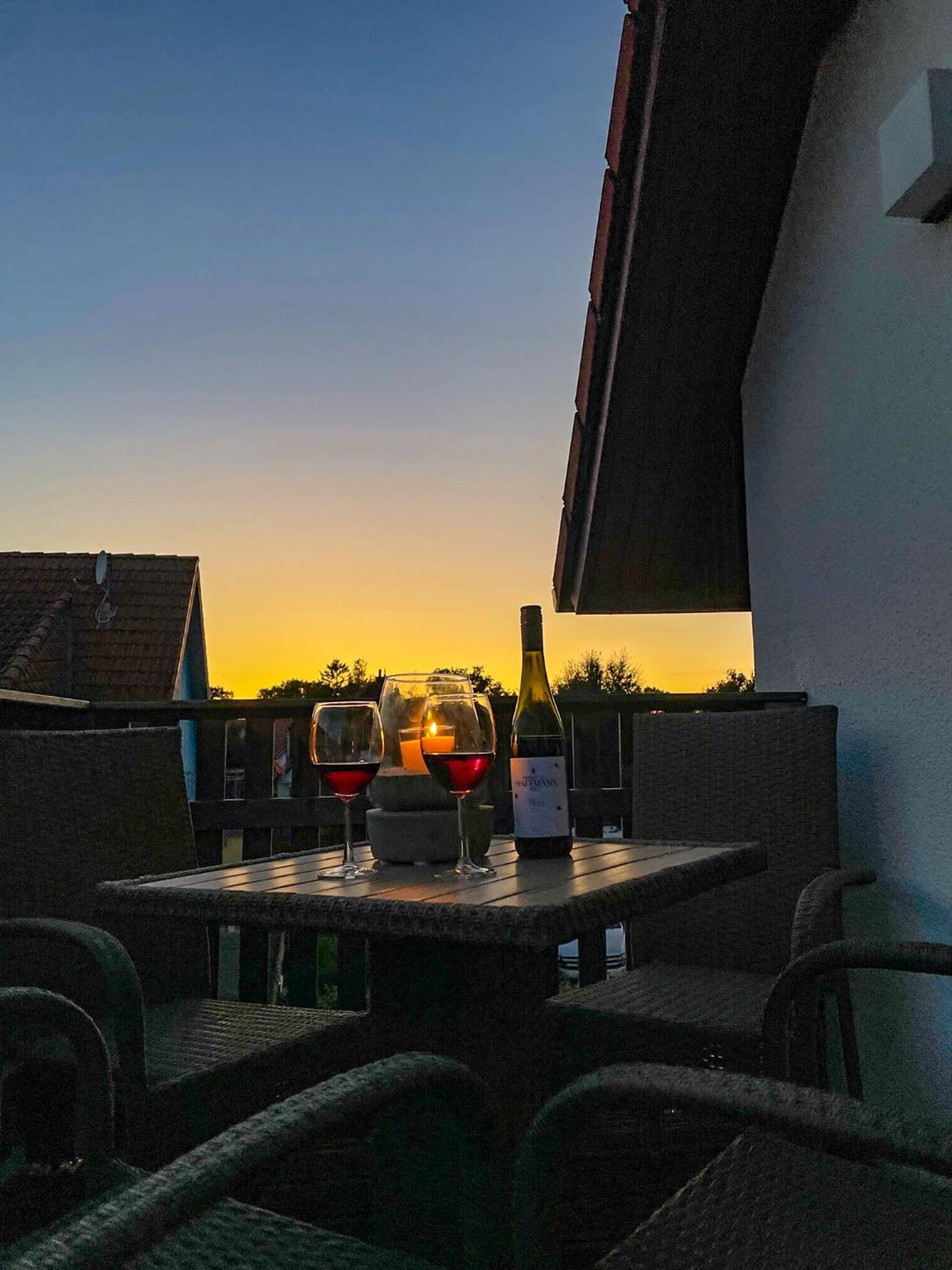 Ferienwohnung Meerfarbig Zingst - HAUSTIERFREI -Balkon - Glasfaser - Parkplatz - Fahrradschuppen - zentral&ruhig - E-Ladesäule - Waschtrockner - Nichtrauch