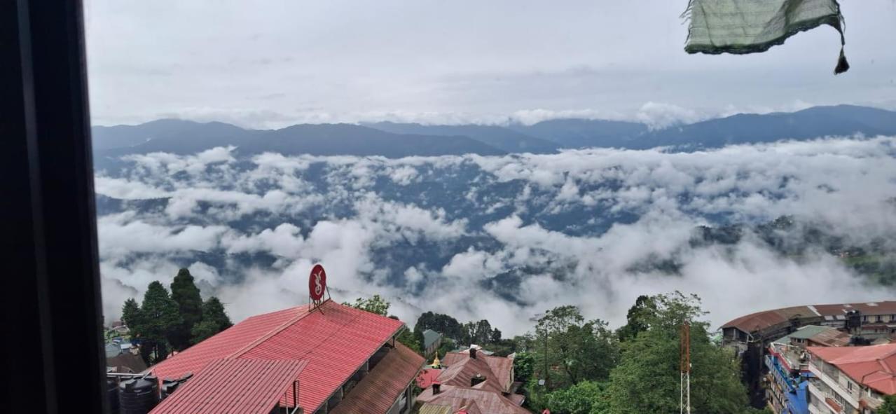 Monratino Himadrie -2 mins walk from Mall Road - All rooms have Kanchenjunga Mountain View view 2