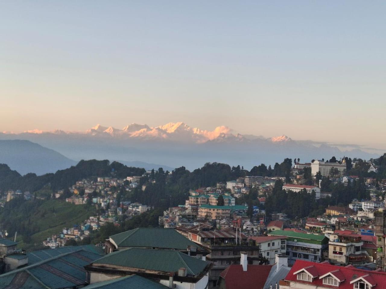 Monratino Himadrie -2 mins walk from Mall Road - All rooms have Kanchenjunga Mountain View view 4