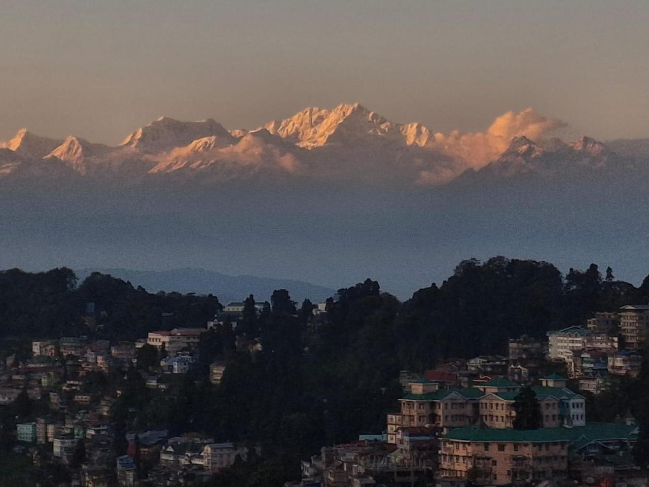 Monratino Himadrie -2 mins walk from Mall Road - All rooms have Kanchenjunga Mountain View view 3
