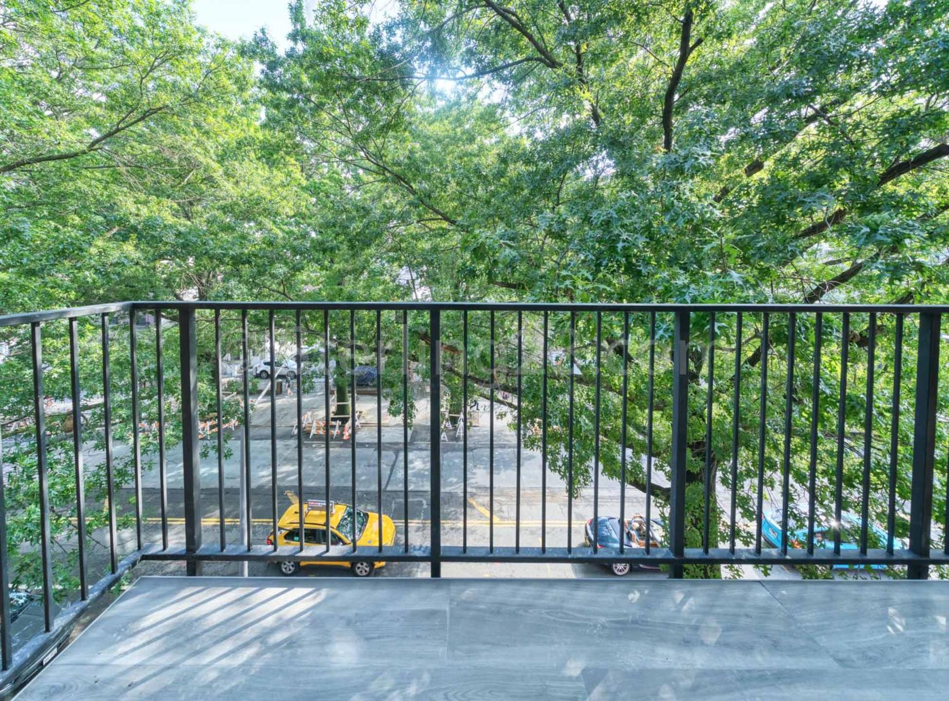 Luxury 2-bedrooms unit with elevator, balcony view 2