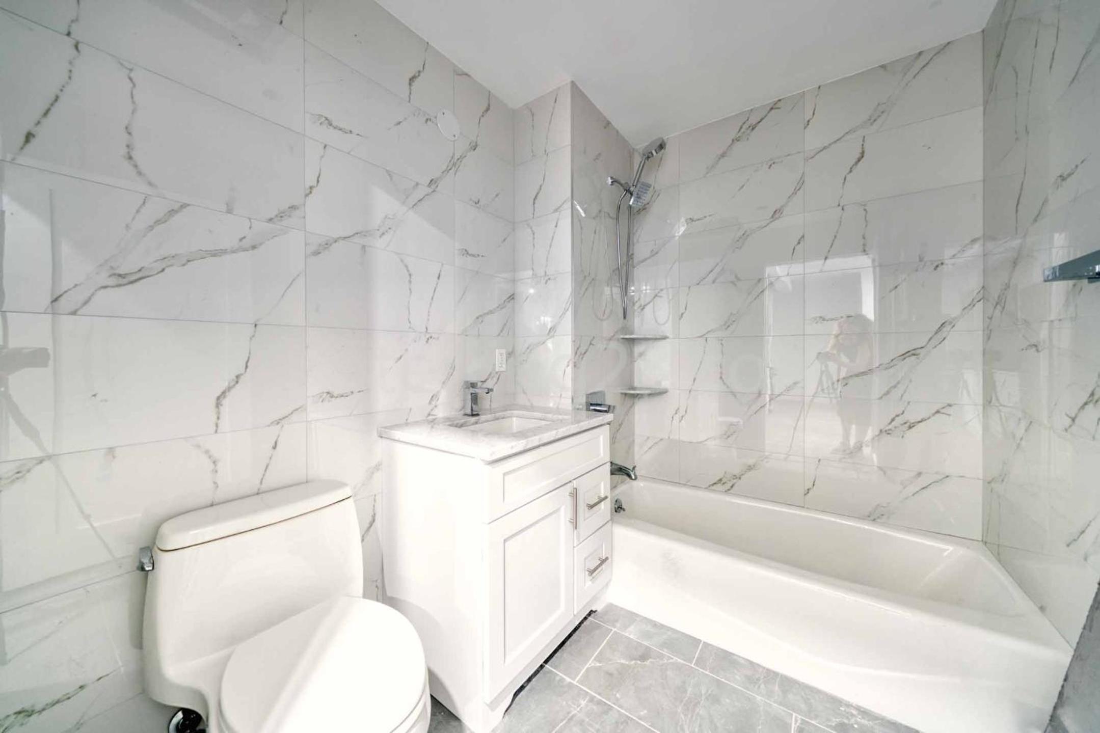 Luxury 2-bedrooms unit with elevator, balcony view 4