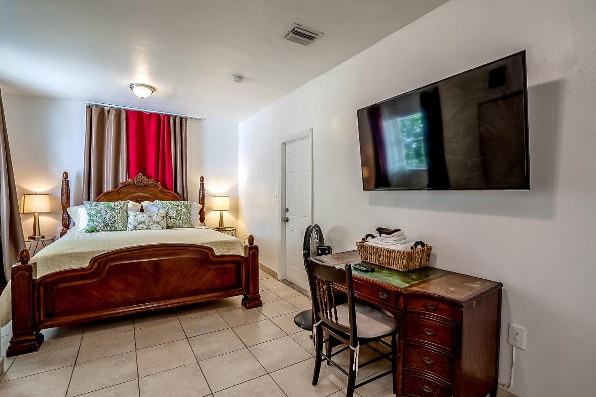 Private Rooms at Miami, Buena Vista with Parking