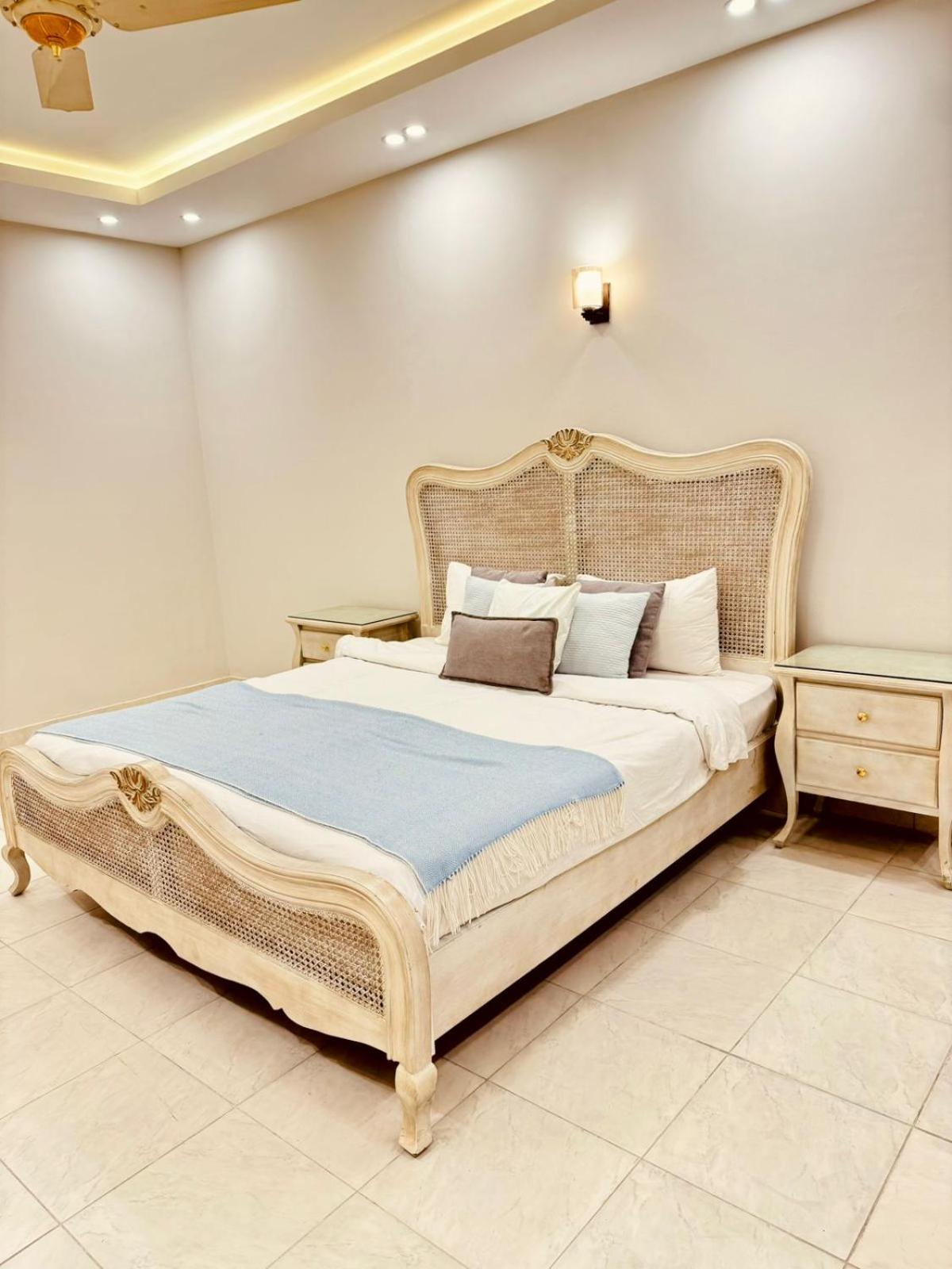 Abu Dhabi Tower Luxurious Apartments - LMY Islamabad