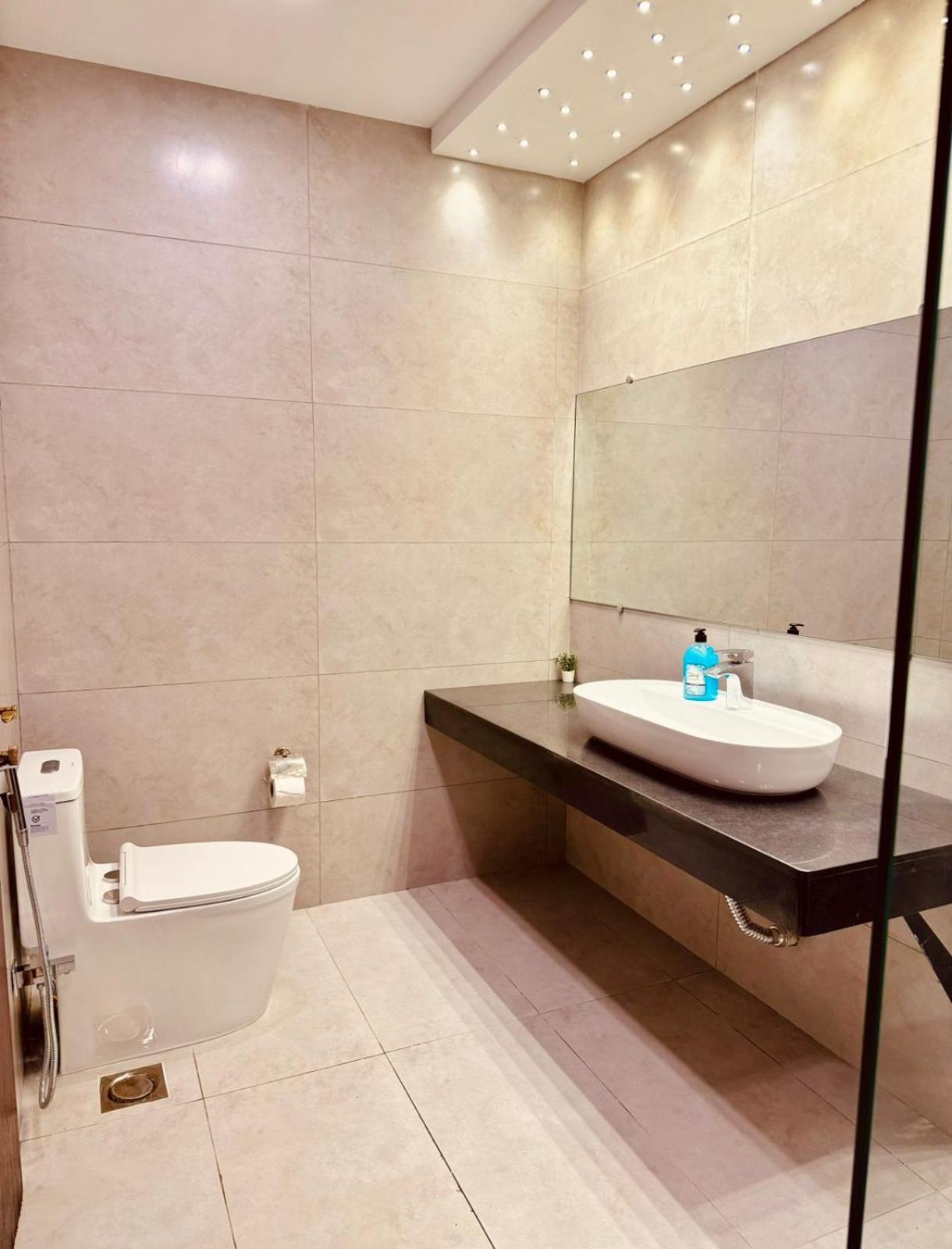 Abu Dhabi Tower Luxurious Apartments - LMY Islamabad