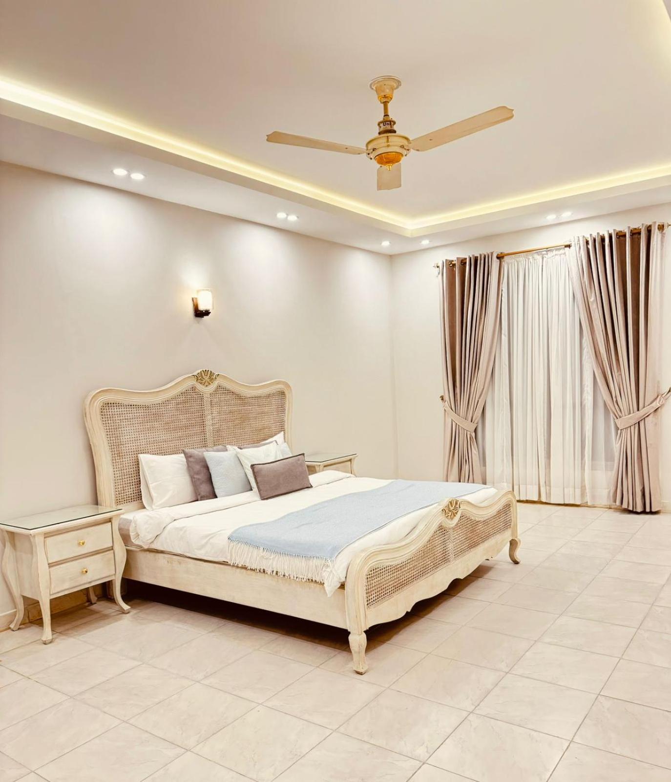 Abu Dhabi Tower Luxurious Apartments - LMY Islamabad