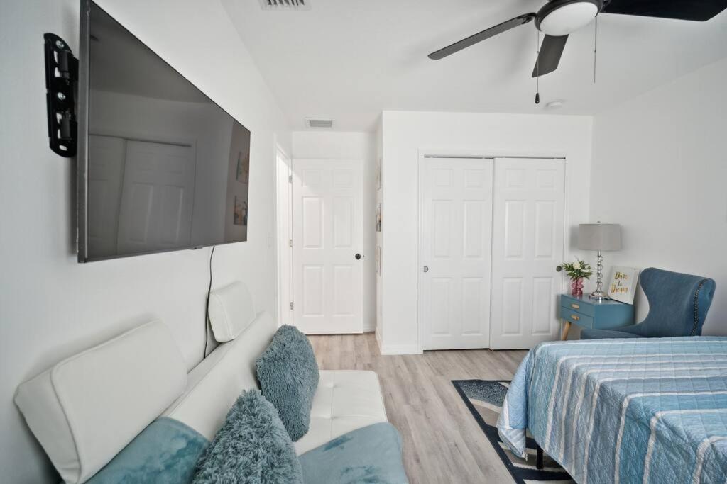 Stylish in heart of Tampa 2bed 2bath Close to YBOR view 3