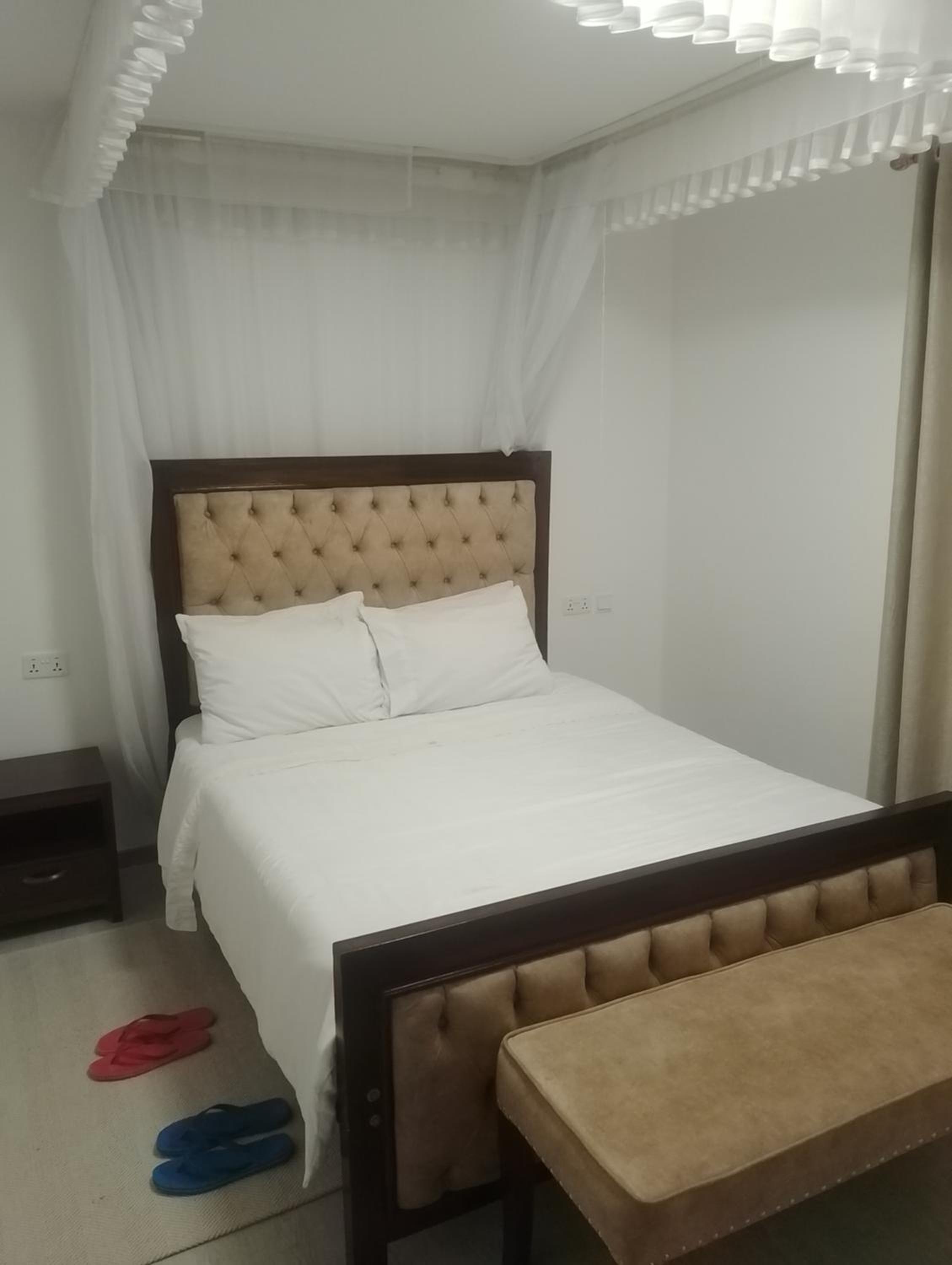 Excuisite 2 bedroom at royal garden apartments view 5