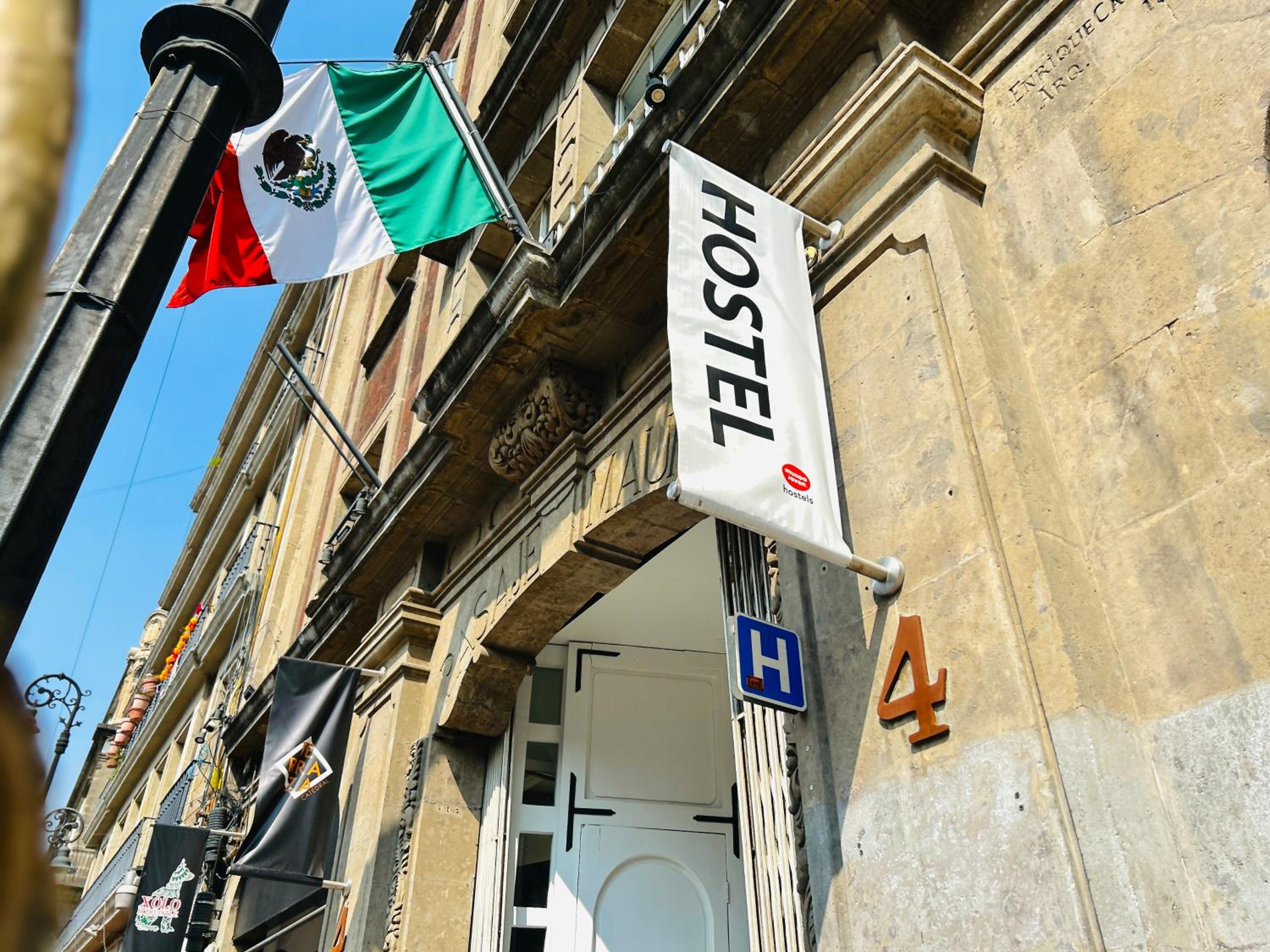 Hotel Hostel Mundo Joven Catedral - Image 1