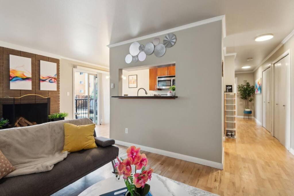 Vibrant 2bed Condo - Stroll to SEA Space Needle view 3