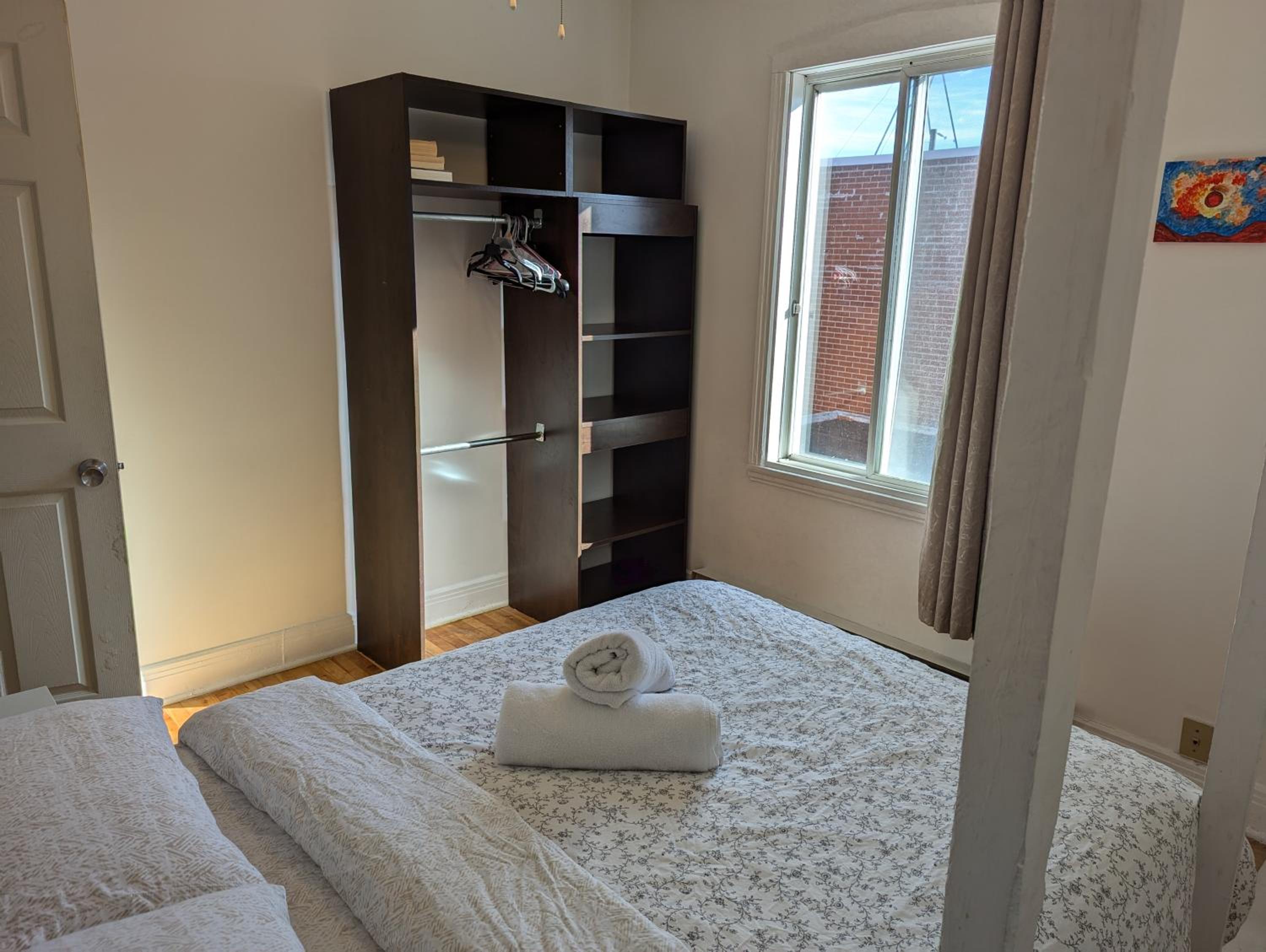 Comfy apartment close to Metro Monk station with self check in