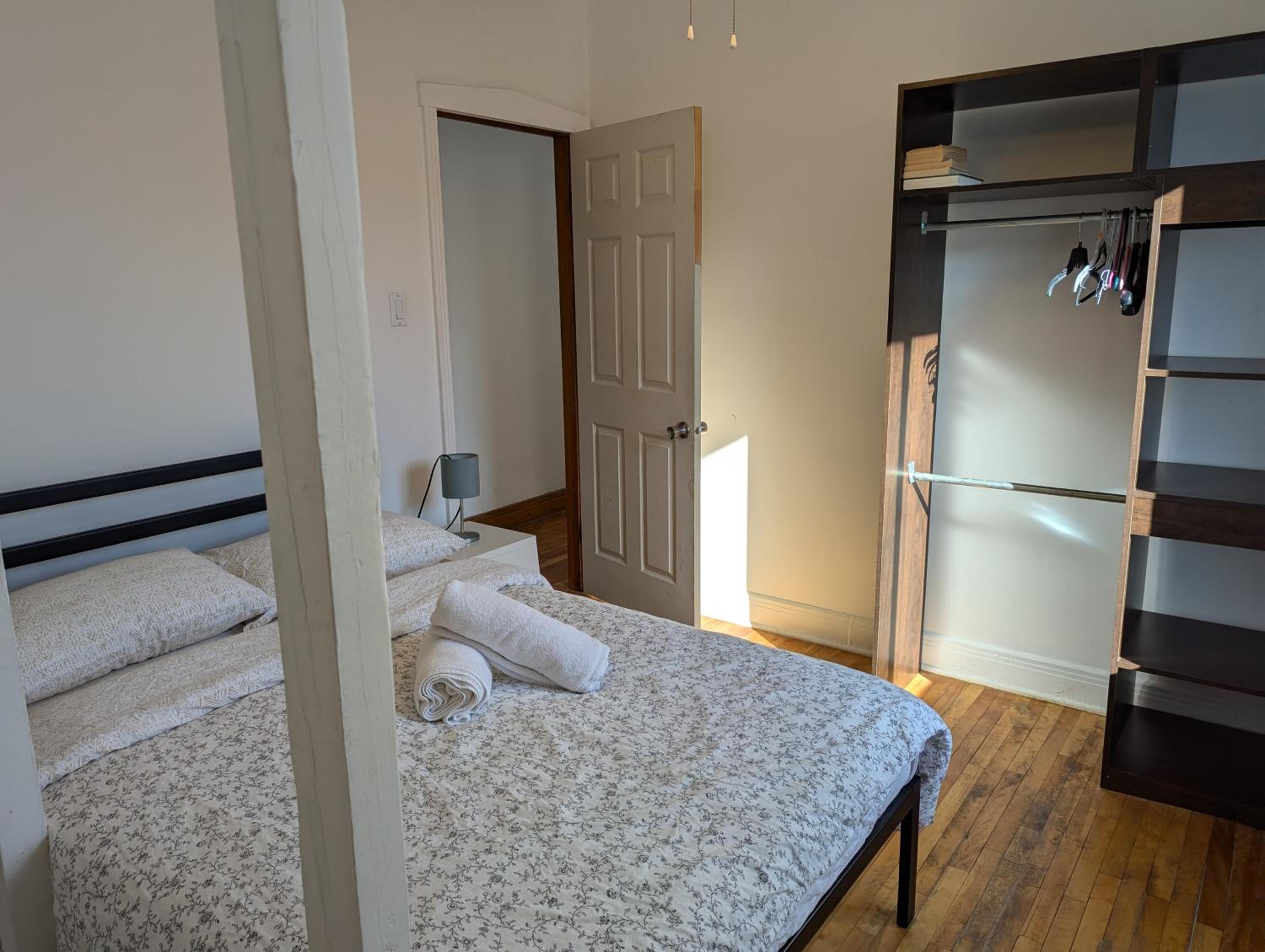 Comfy apartment close to Metro Monk station with self check in