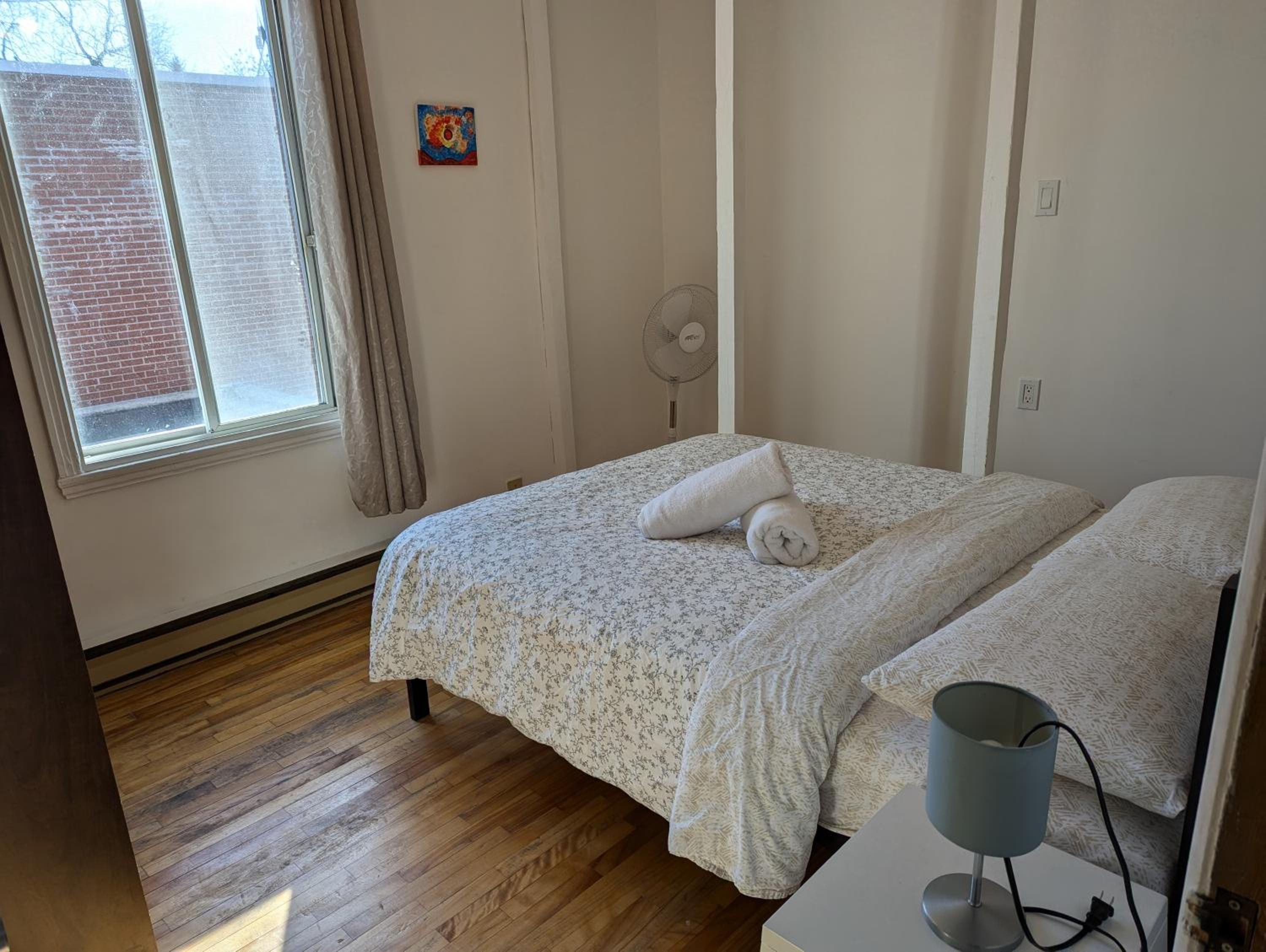Comfy apartment close to Metro Monk station with self check in