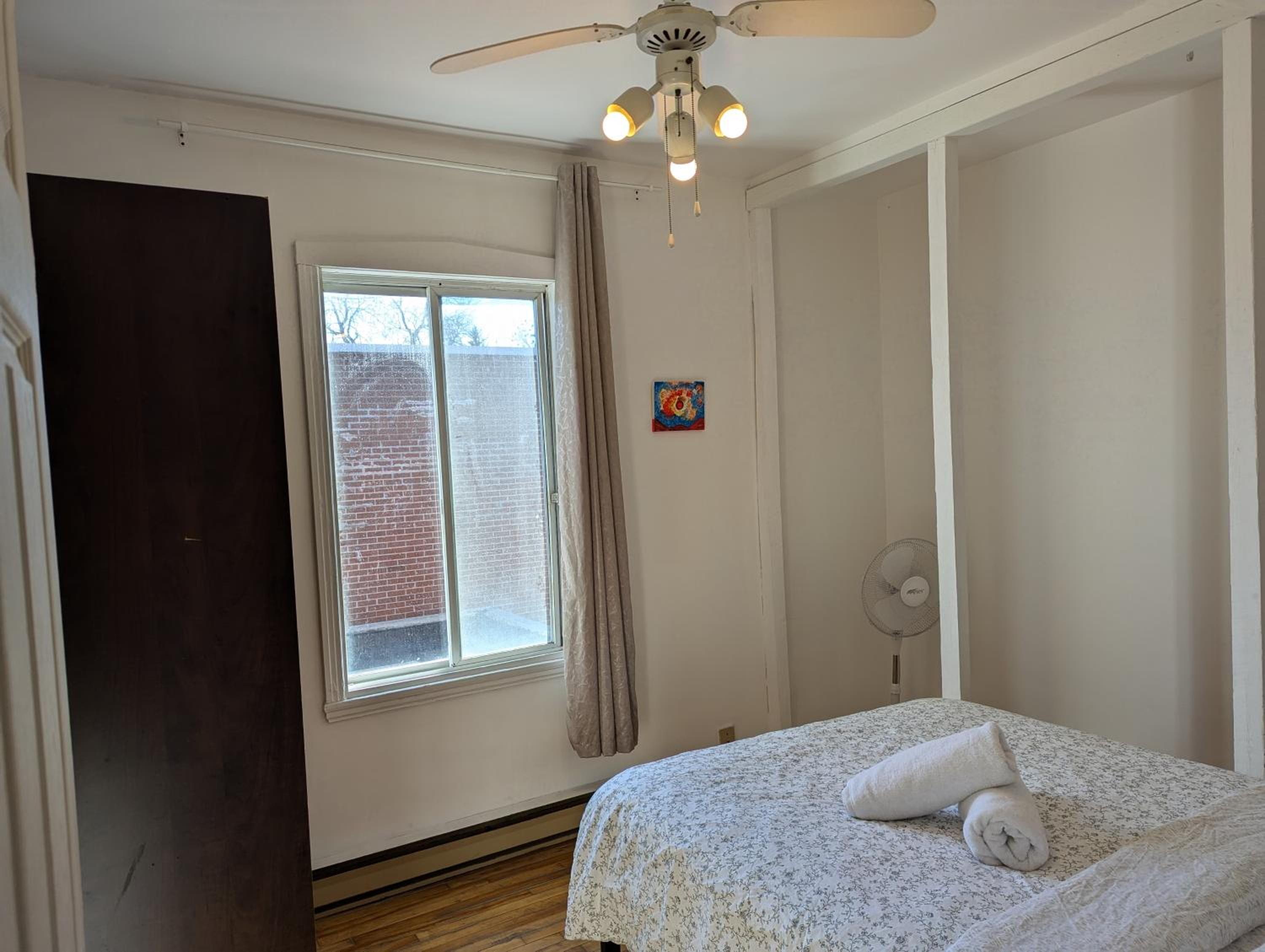 Comfy apartment close to Metro Monk station with self check in