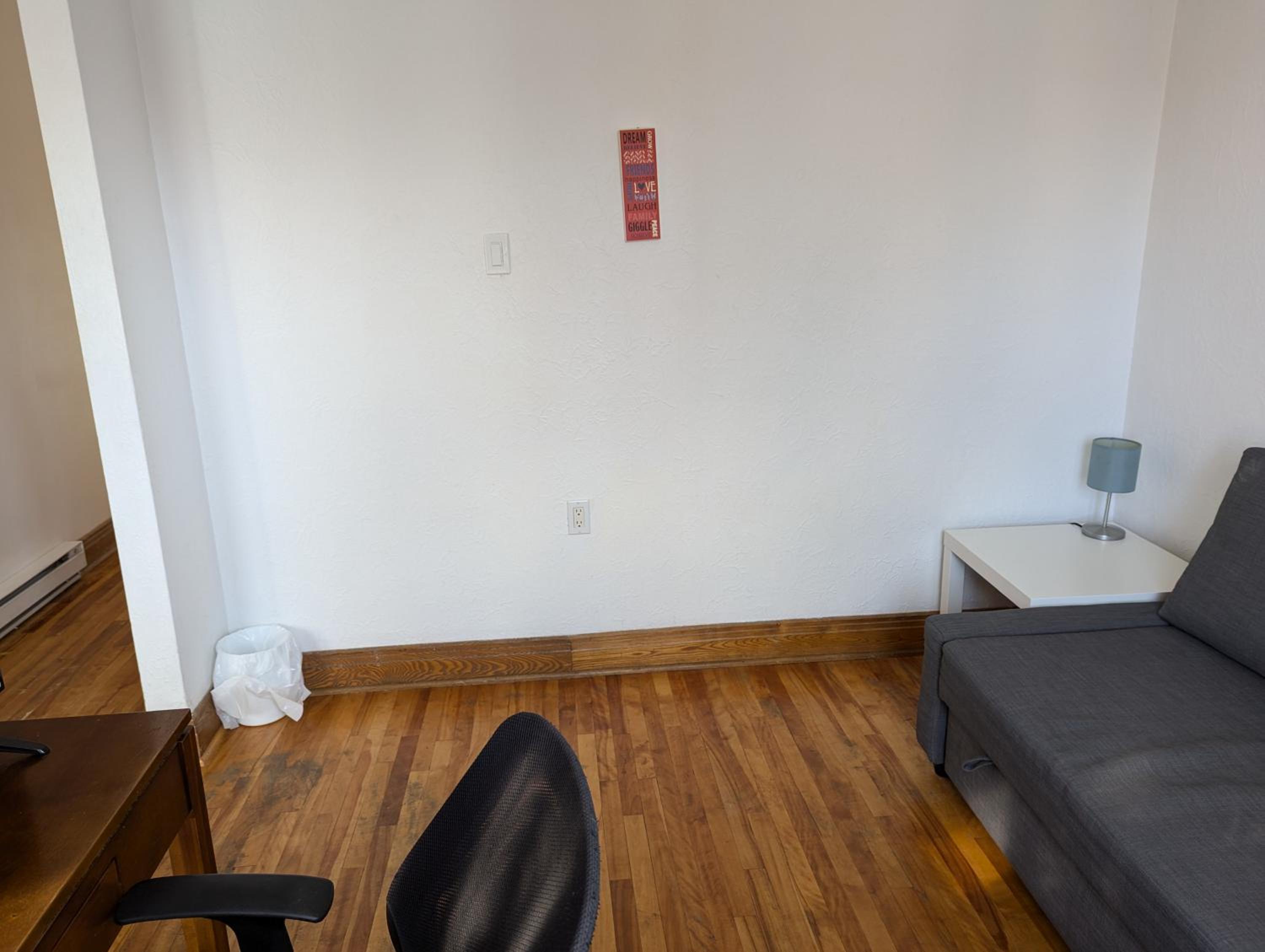 Comfy apartment close to Metro Monk station with self check in