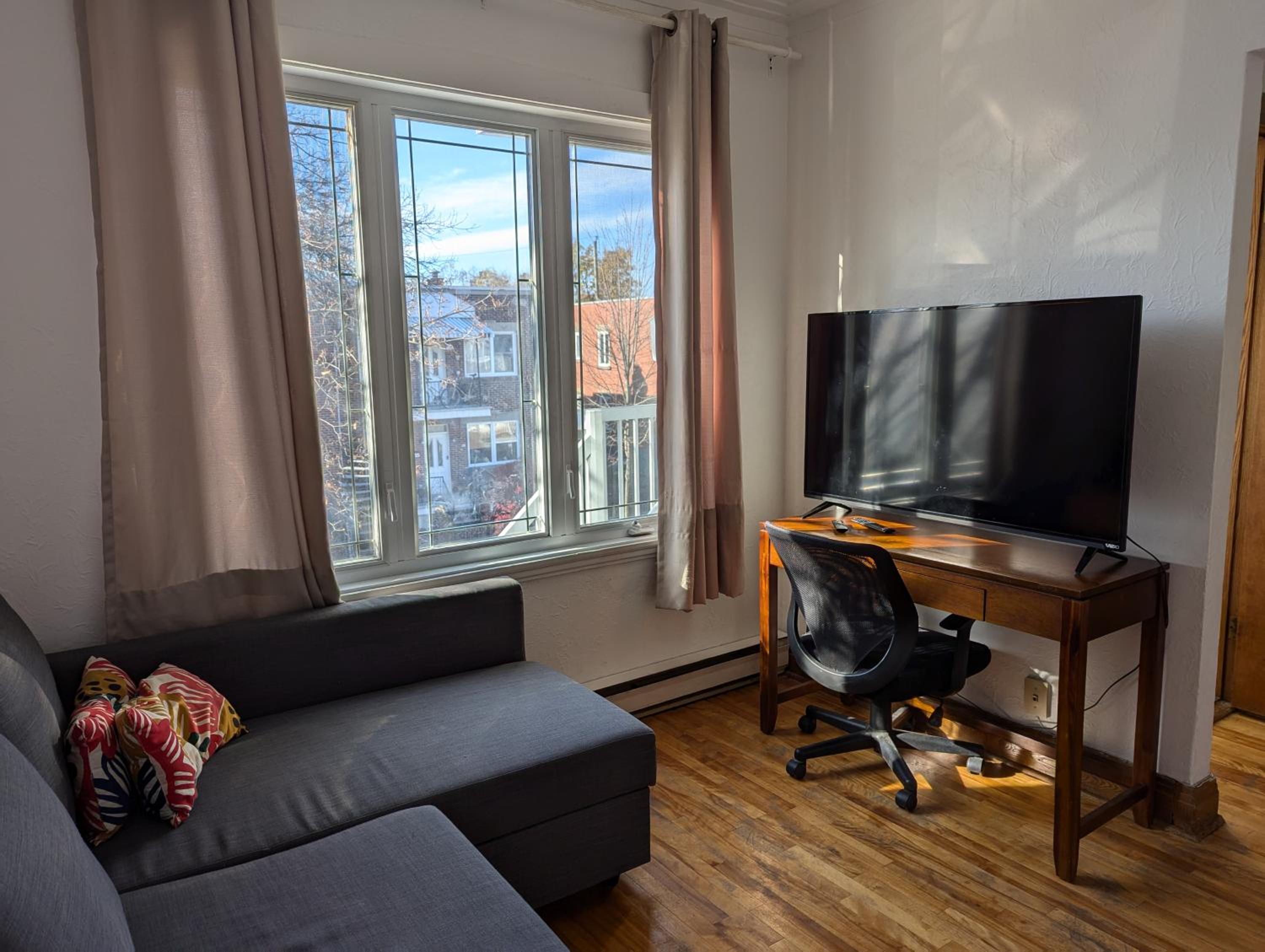 Comfy apartment close to Metro Monk station with self check in