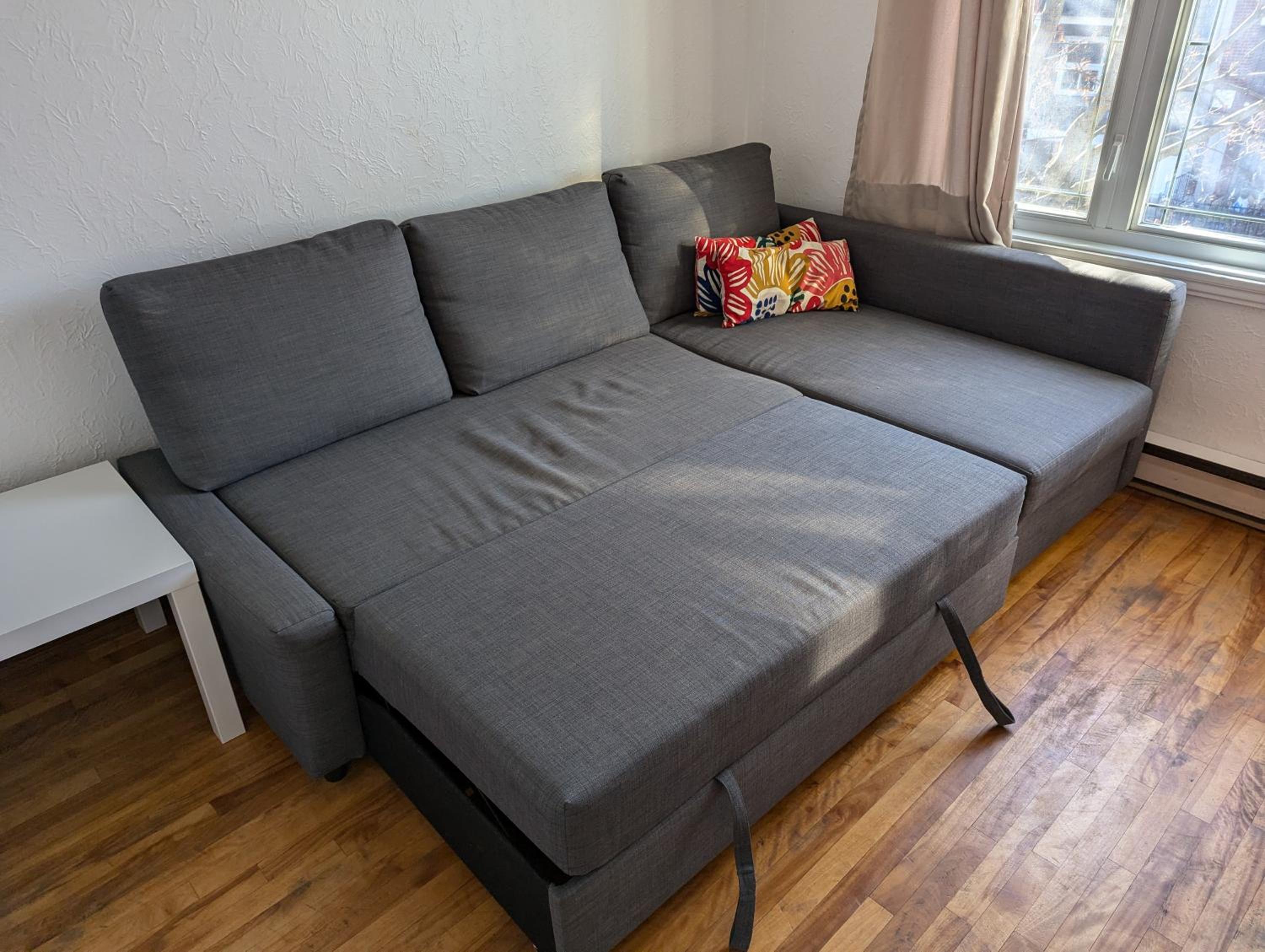 Comfy apartment close to Metro Monk station with self check in