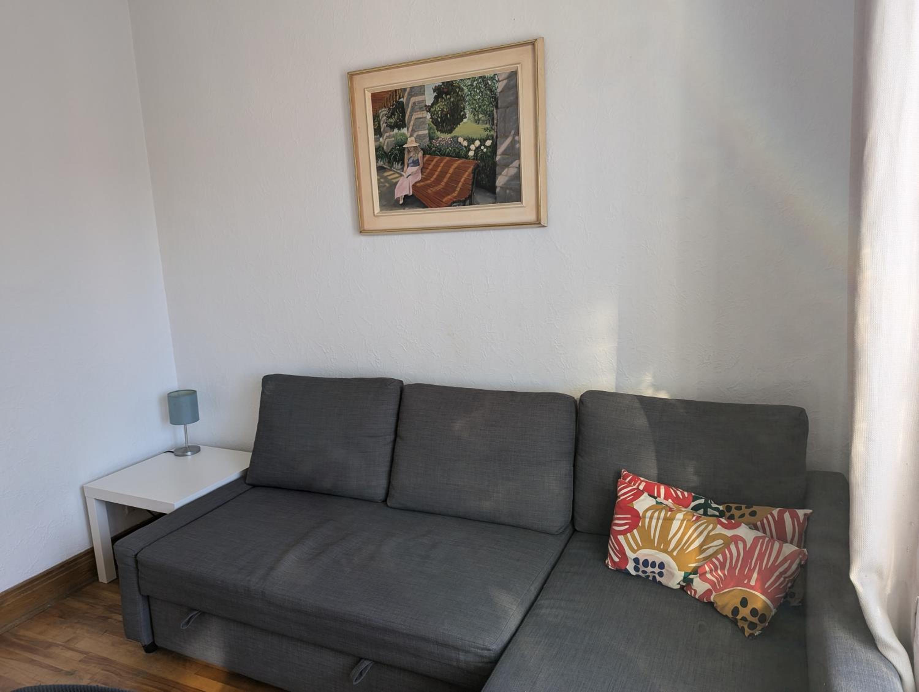 Comfy apartment close to Metro Monk station with self check in
