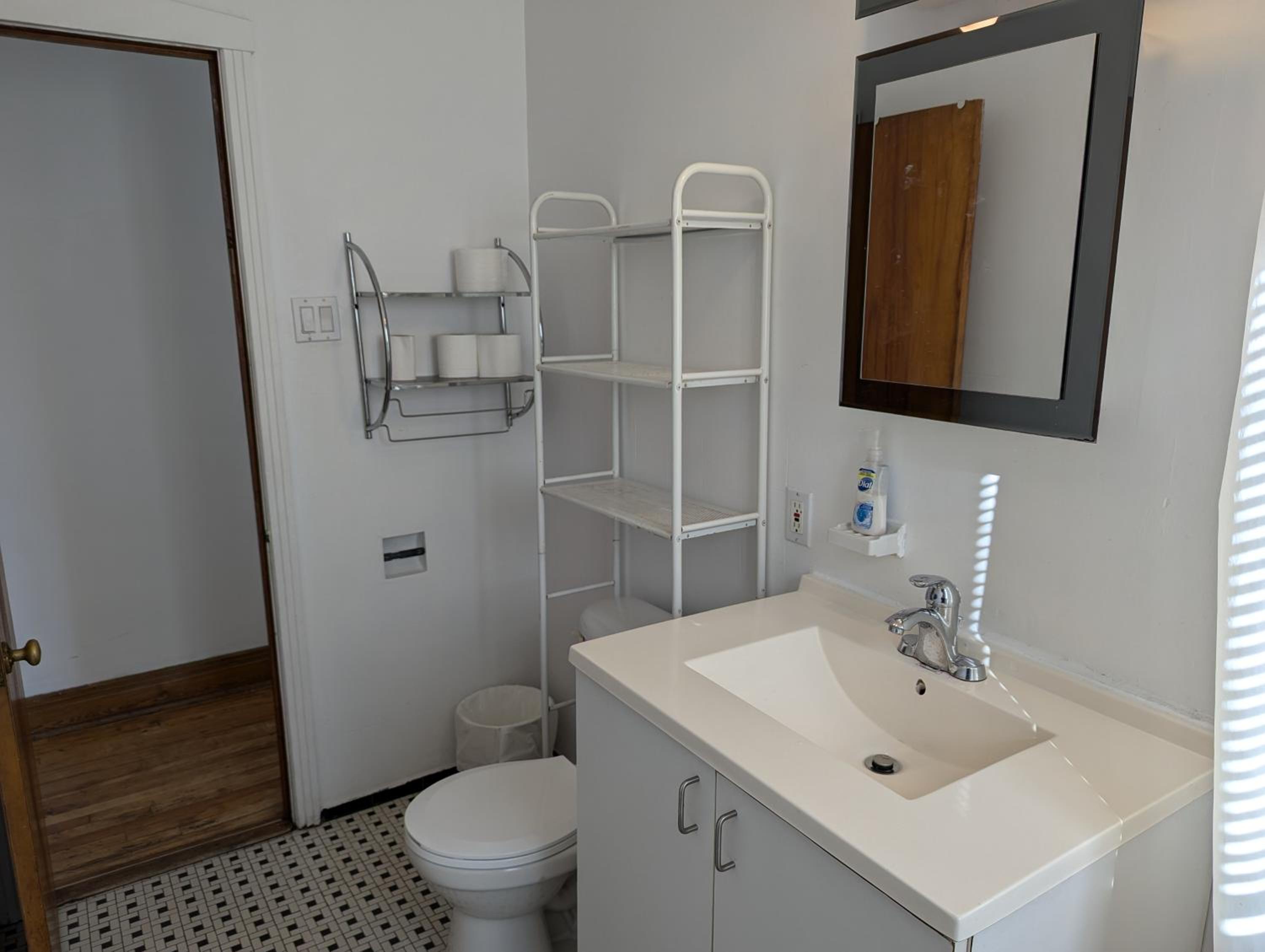 Comfy apartment close to Metro Monk station with self check in
