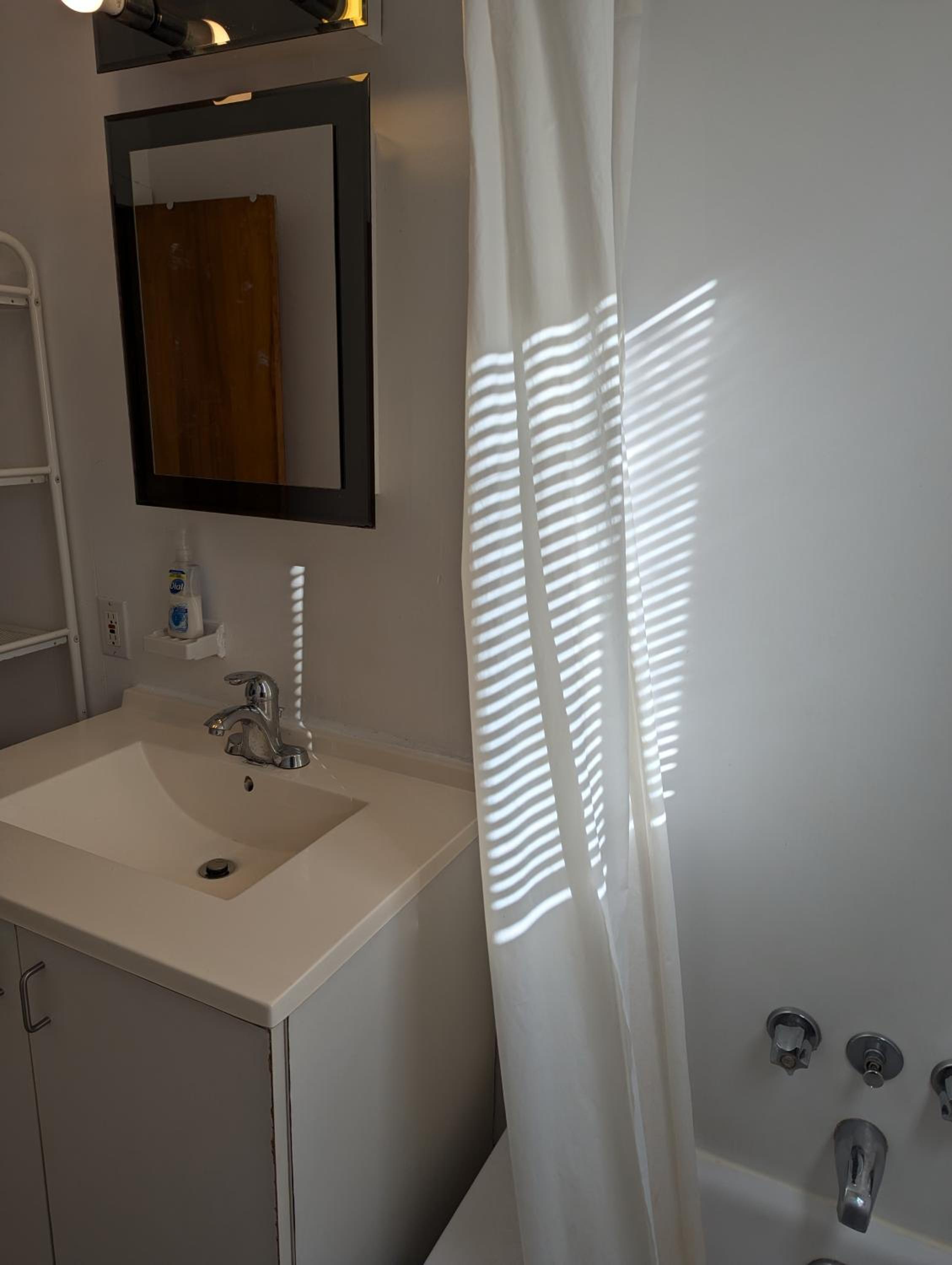 Comfy apartment close to Metro Monk station with self check in