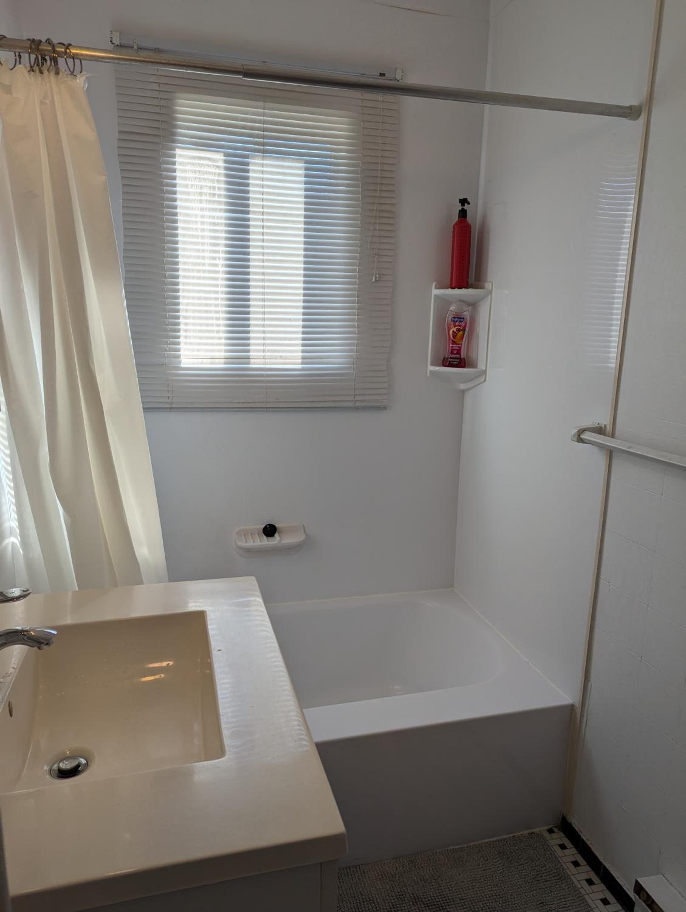 Comfy apartment close to Metro Monk station with self check in