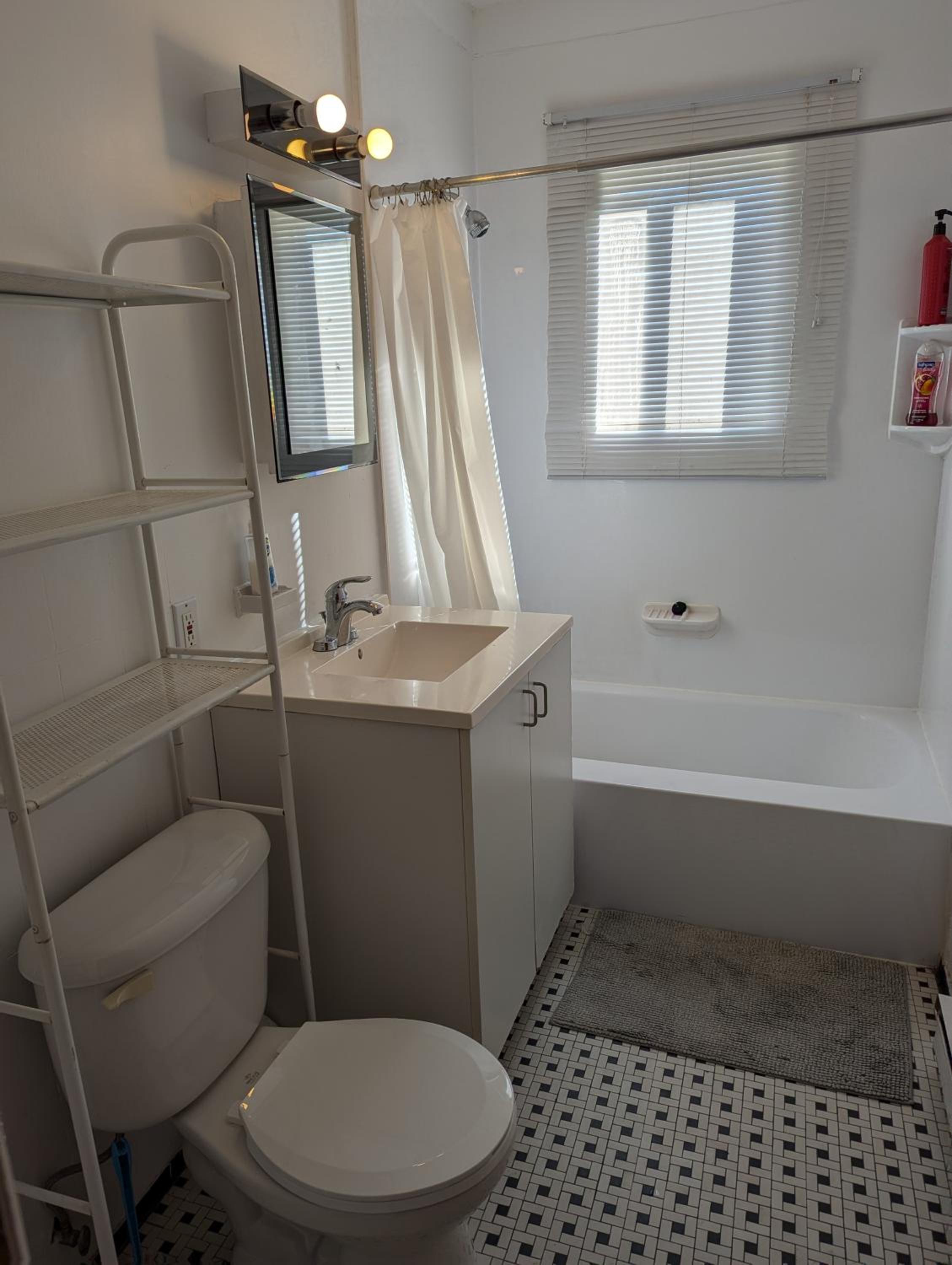 Comfy apartment close to Metro Monk station with self check in