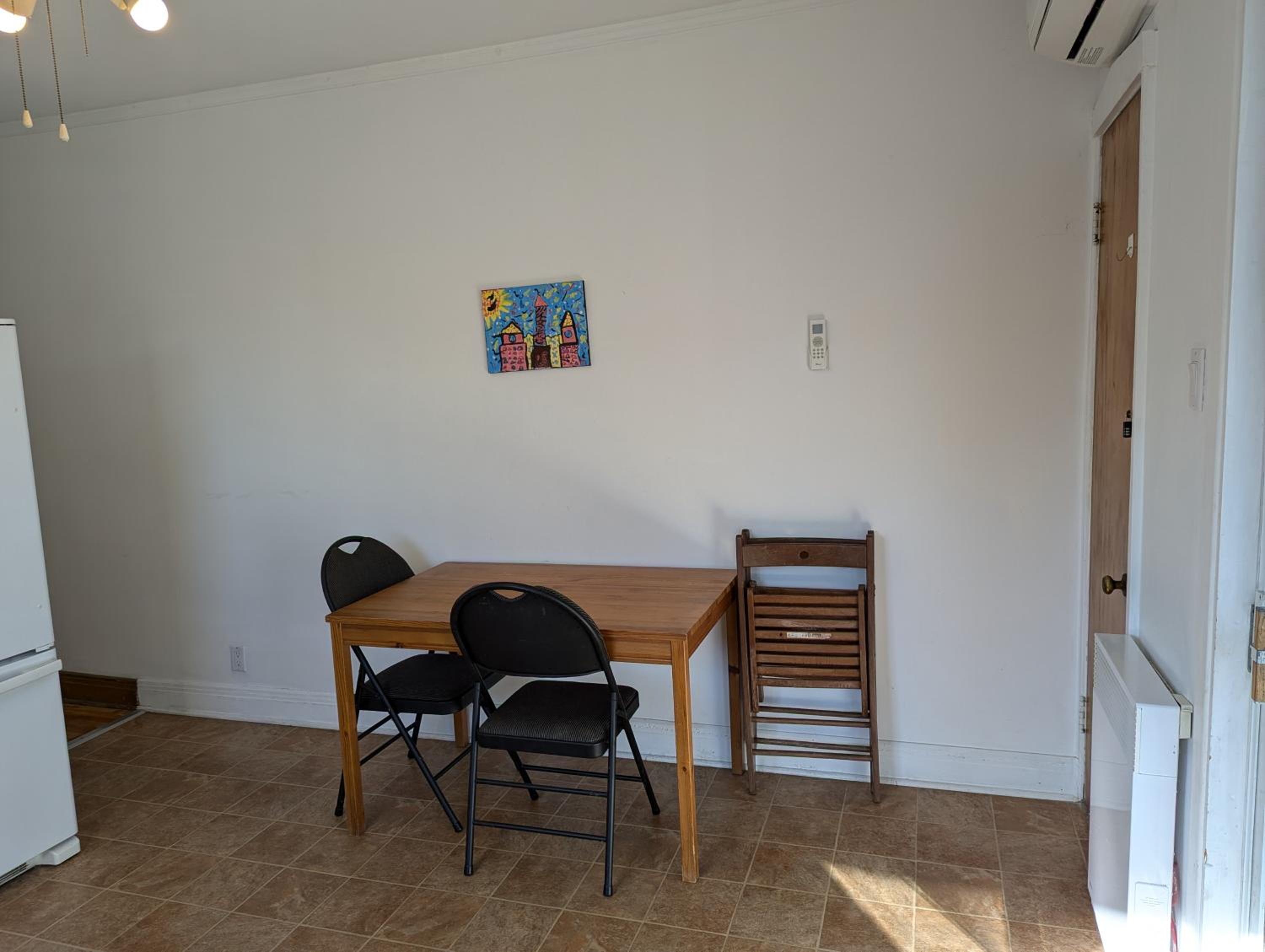 Comfy apartment close to Metro Monk station with self check in