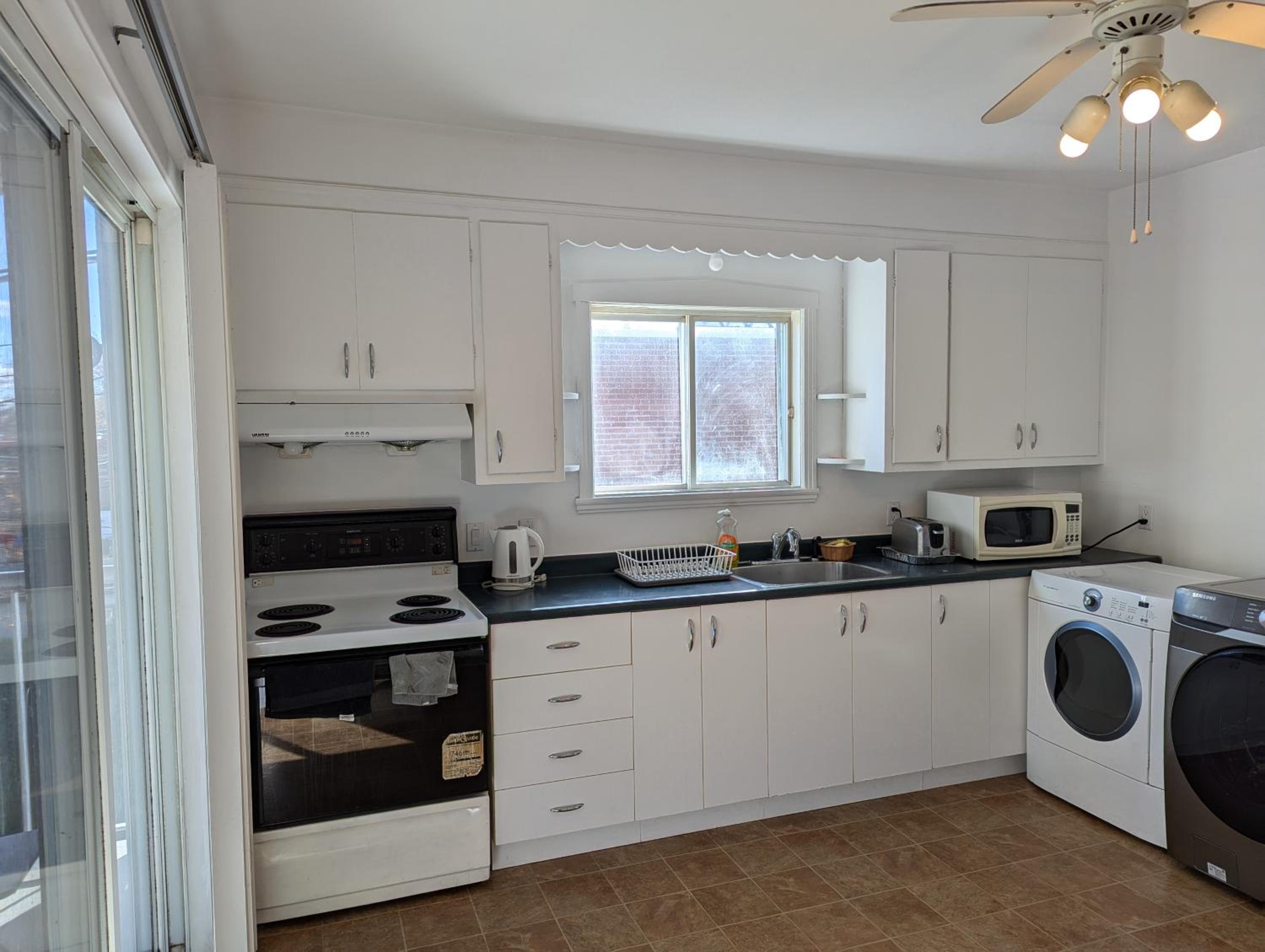 Comfy apartment close to Metro Monk station with self check in