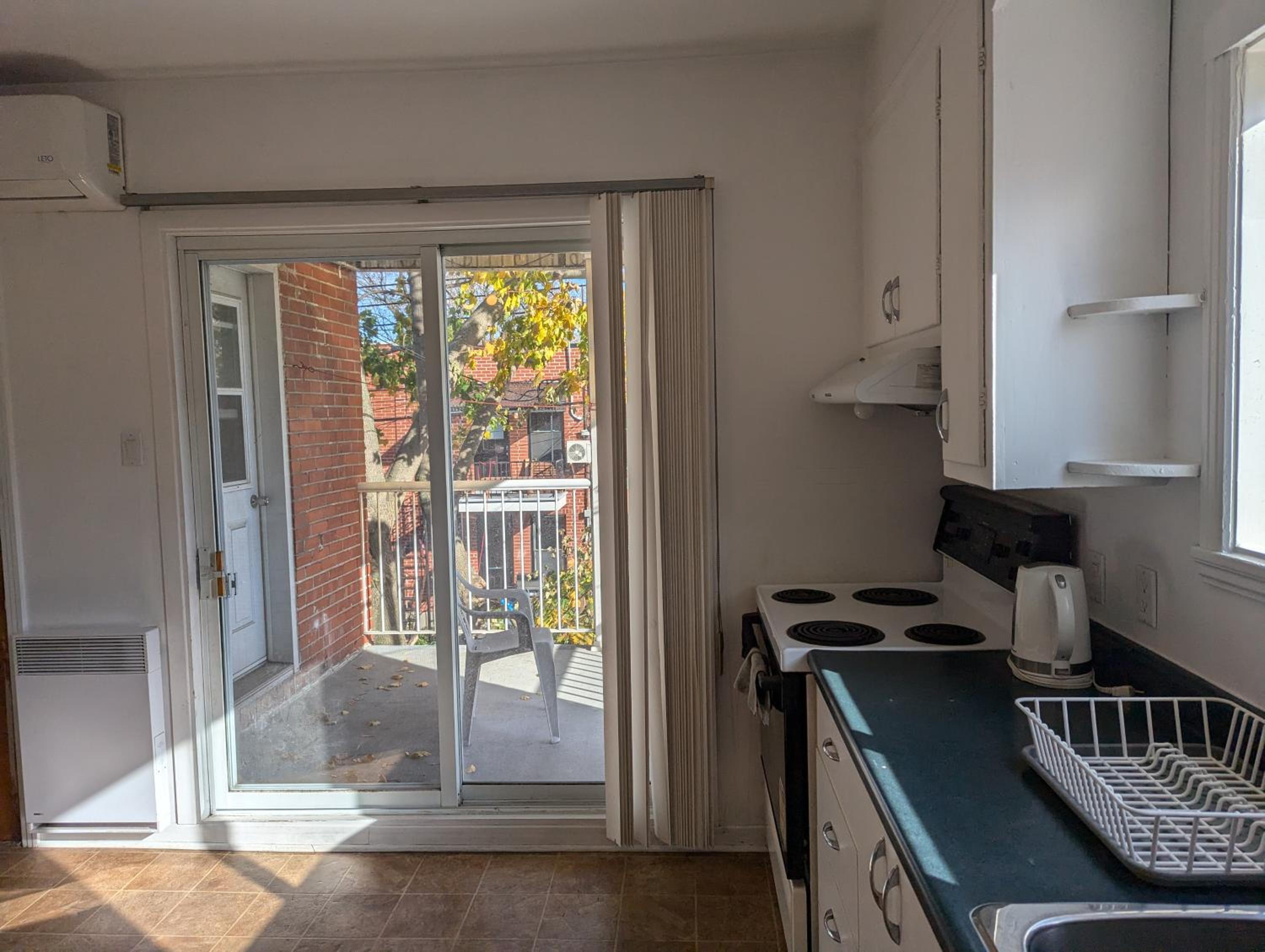 Comfy apartment close to Metro Monk station with self check in