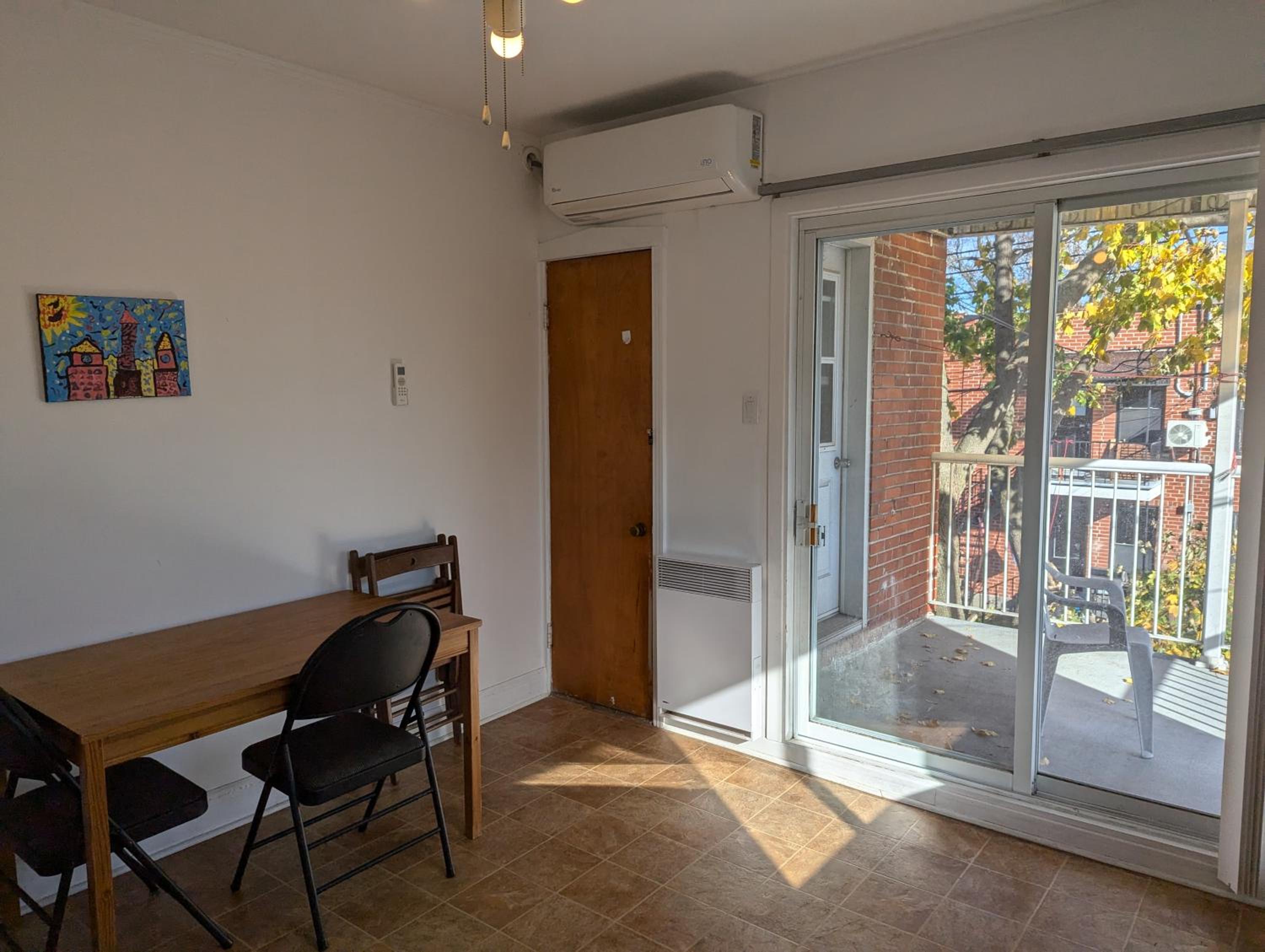 Comfy apartment close to Metro Monk station with self check in