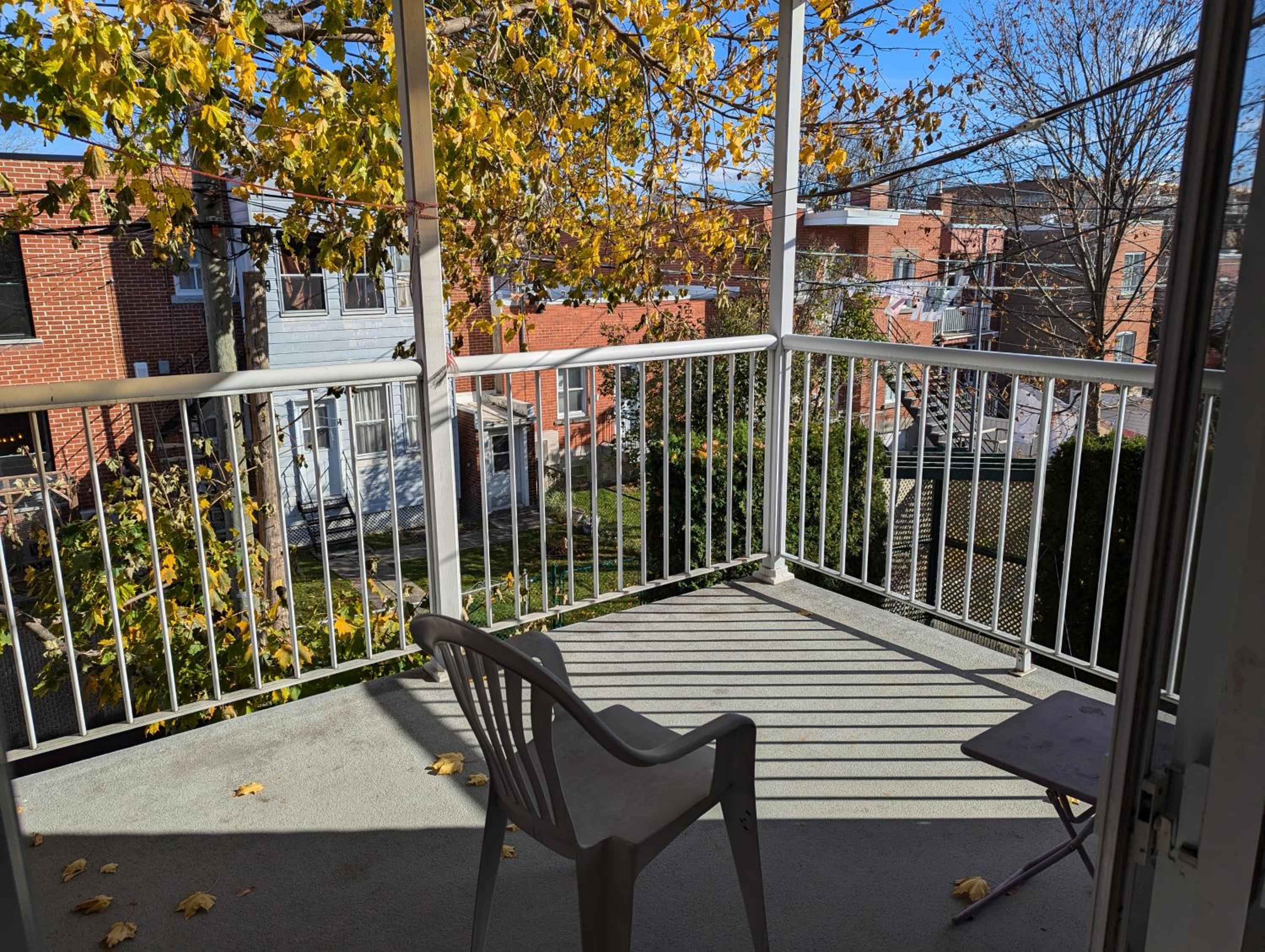 Comfy apartment close to Metro Monk station with self check in
