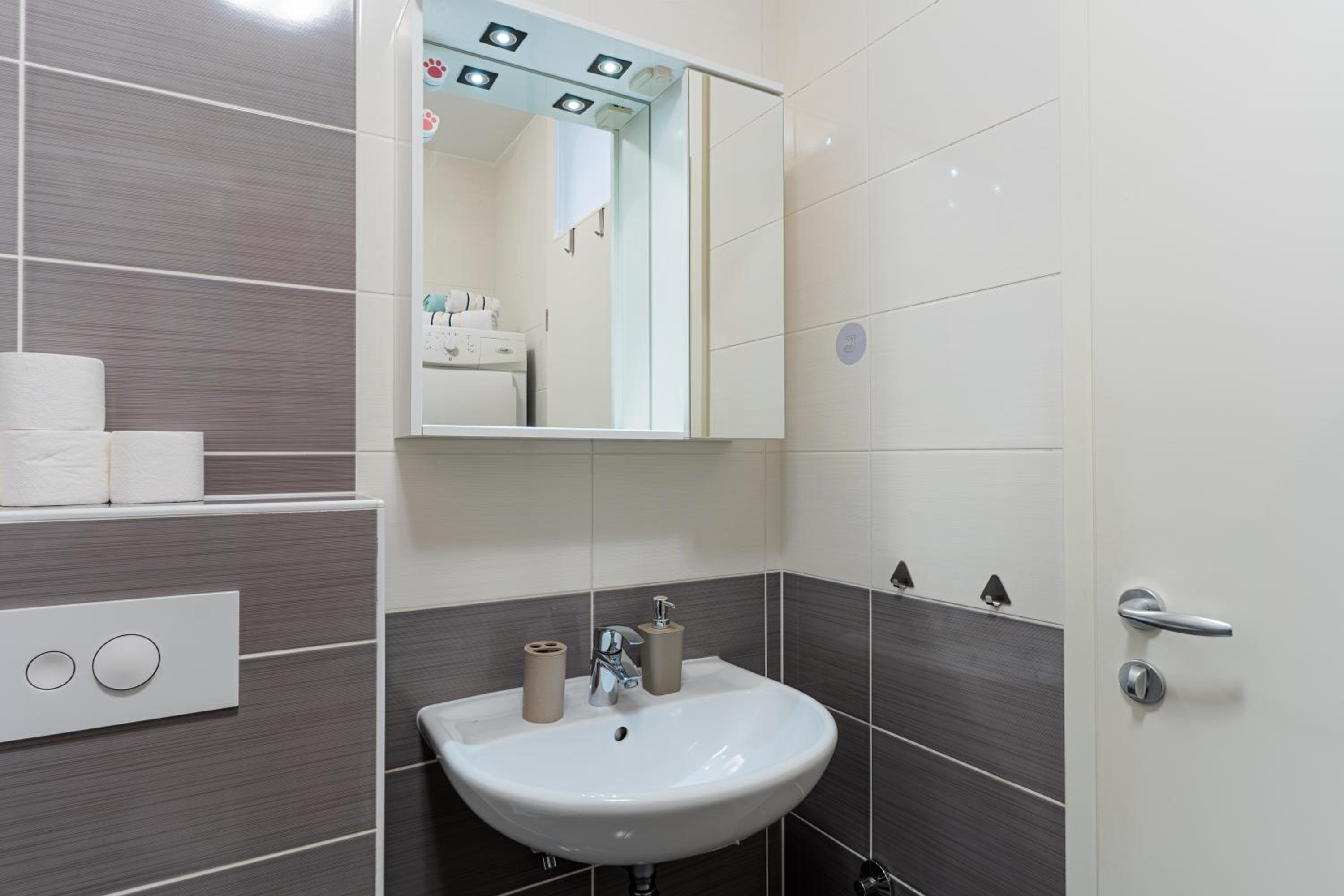 Flex SelfCheckIns 120 - Zagreb - Studio Apartment - Loggia view 5